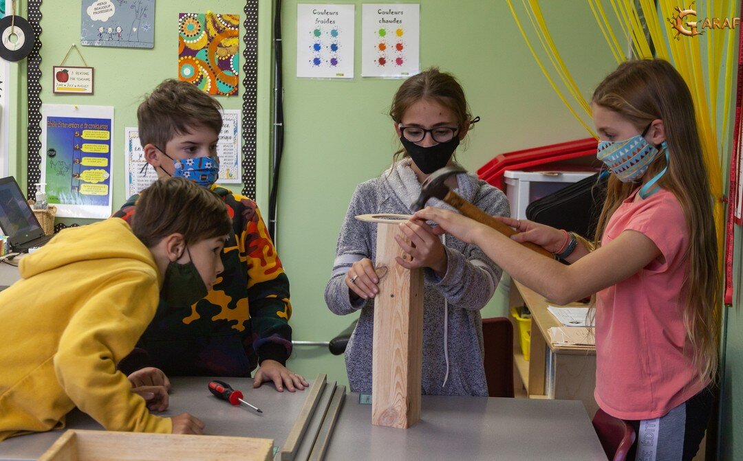 Comment sensibiliser les jeunes du primaire à l'environnement? En les faisant collaborer sur un projet de création de jardinières! 🌱 C'est un projet que réalise l'école Saint-Étienne avec François Roy