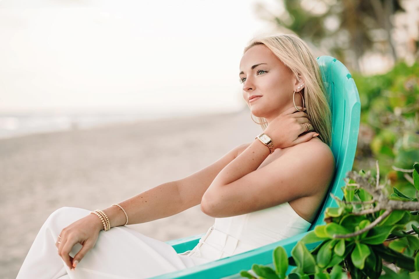 Starting the week with these stunning sneak peeks from last week&rsquo;s beach senior session. ✨📸
Spring is the best time for senior sessions in South Florida before it gets too hot! Here are some of my favorites&hellip; 😍🌊
#classof2024 
.
.
.
.
.