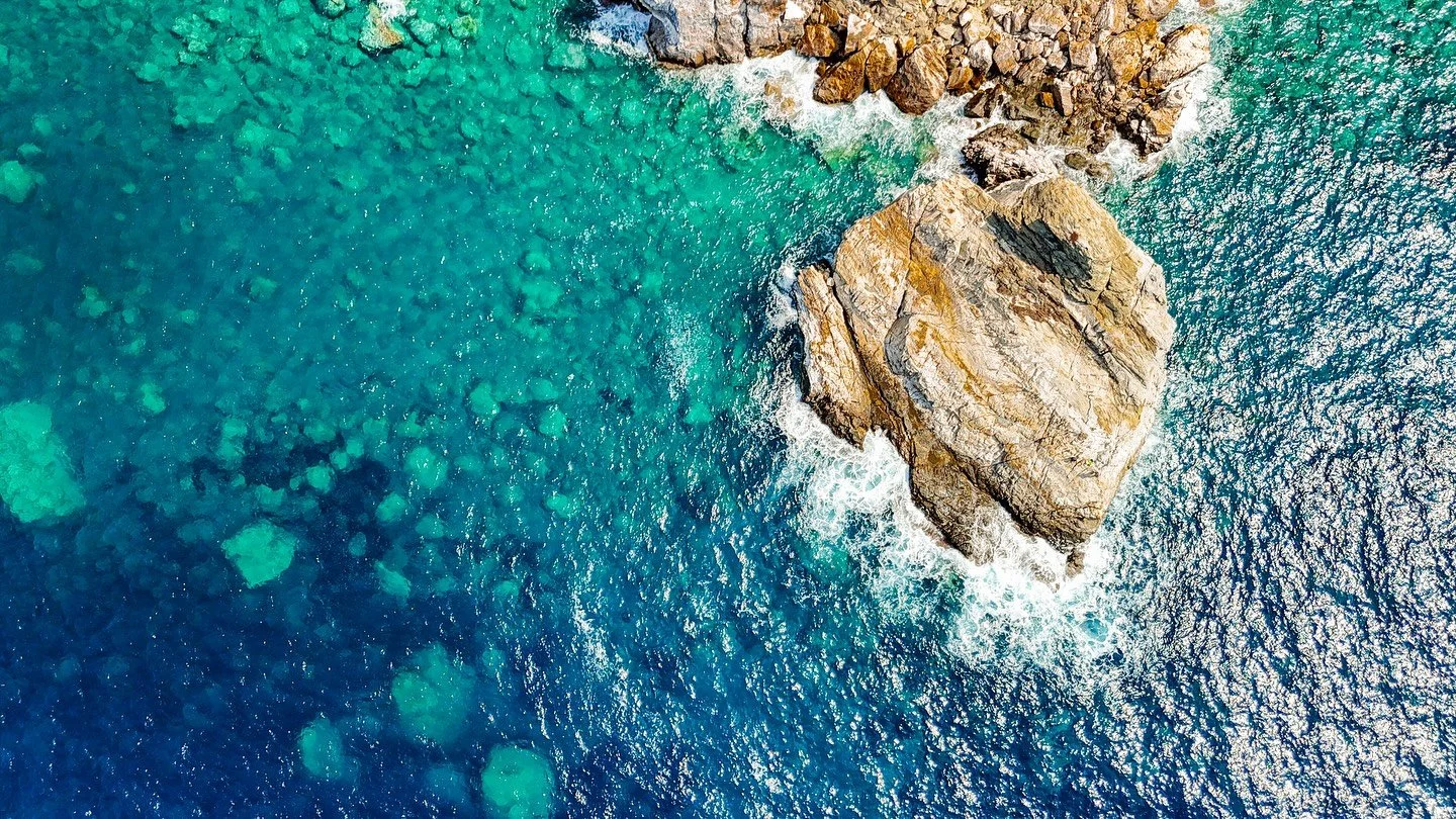 Highlights of our morning ⛰️🌊
Getting down wasn&rsquo;t easy, but absolutely worth every step! ❤️ 
.
.
.
.
.
.
.
#delikdeniz #kralkoyu #dji #drone #canon #summertime #mediterranean #scenery #turkiye