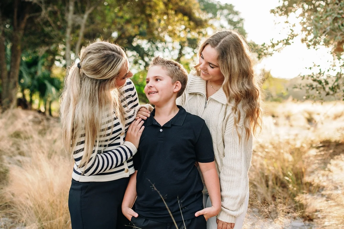 Siblings: the built-in best friends who know exactly how to make you laugh… and keep life interesting. 😄
Fall light + family love = perfection. 🍂
.
.
.
.
.
.
.
.
.
.
.
.
.
.
.
. #lifestylephotography #delraybeachphotographer #palmbeachphoto