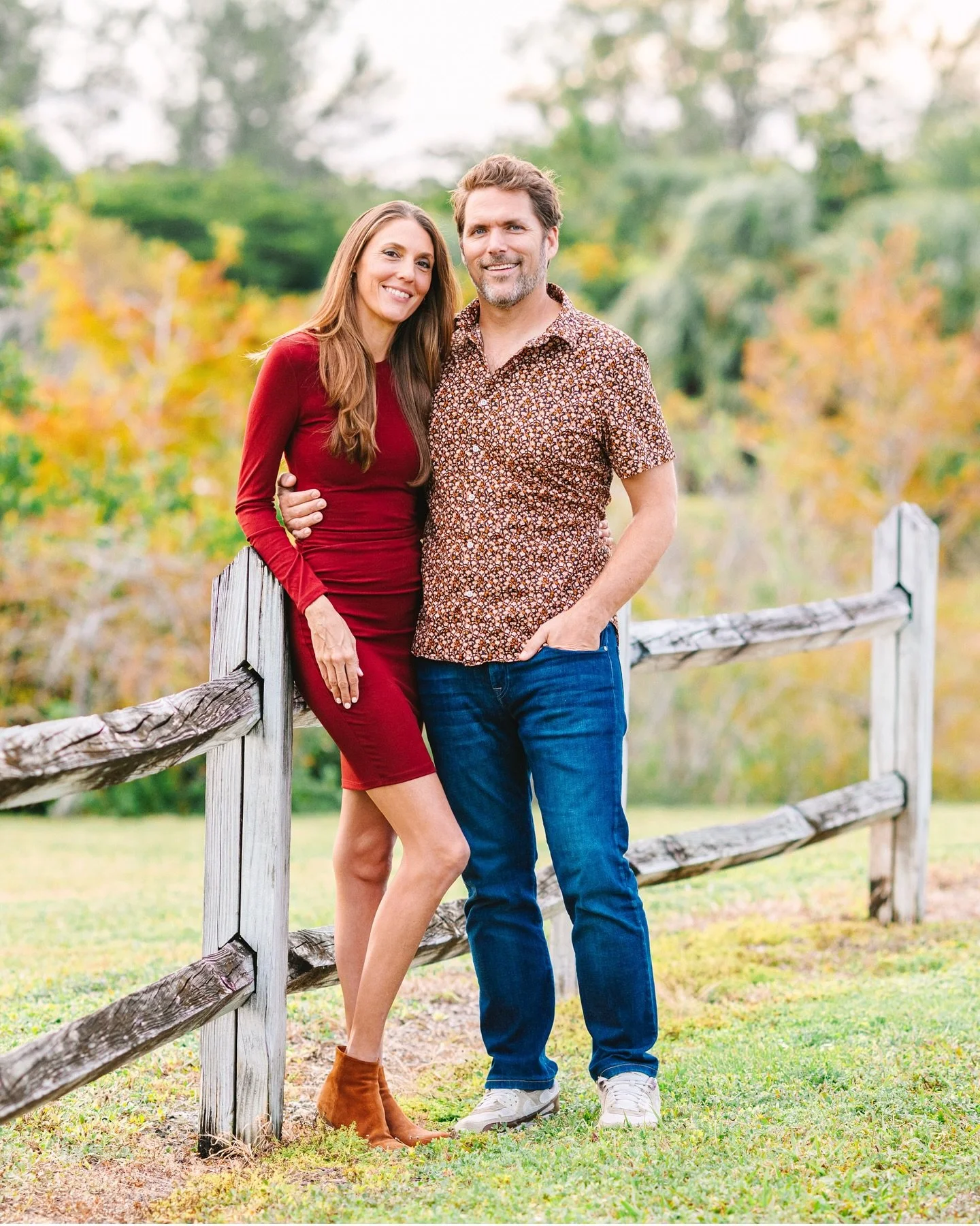 This family session turned into the most perfect little fall moment 🍂 The golden light, the warm tones&hellip; it doesn&rsquo;t get any more fall than this in South Florida!

Always so great seeing these lovelies again, love getting to watch them gr
