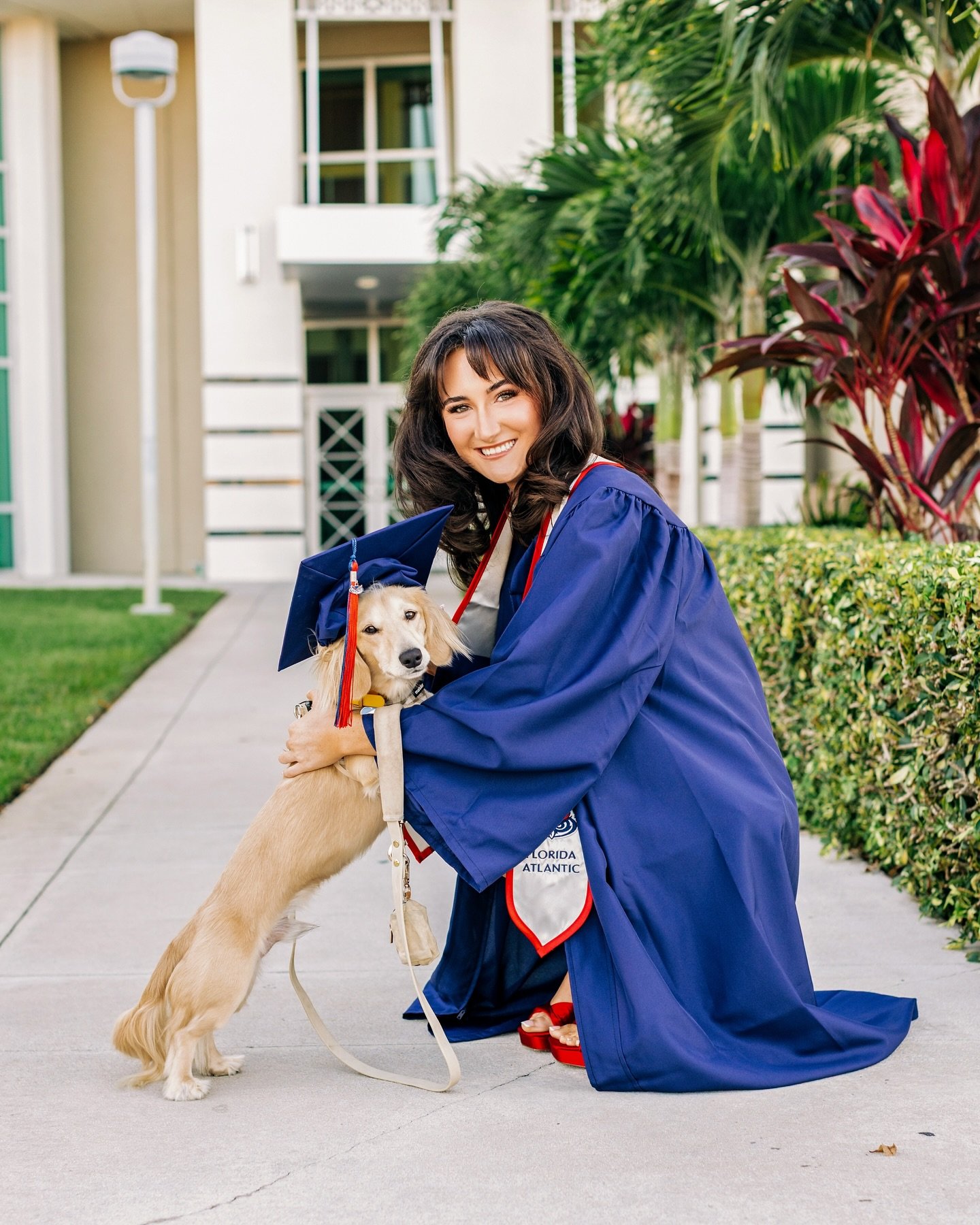 In the middle of a busy family-session season, we squeezed in the sweetest graduation shoot. 
 Kennedy showed up to her session&hellip; with her tiny graduation partner. 🎓🐶
Her pup was so proud, even wore the cap like it was ready to walk the stage
