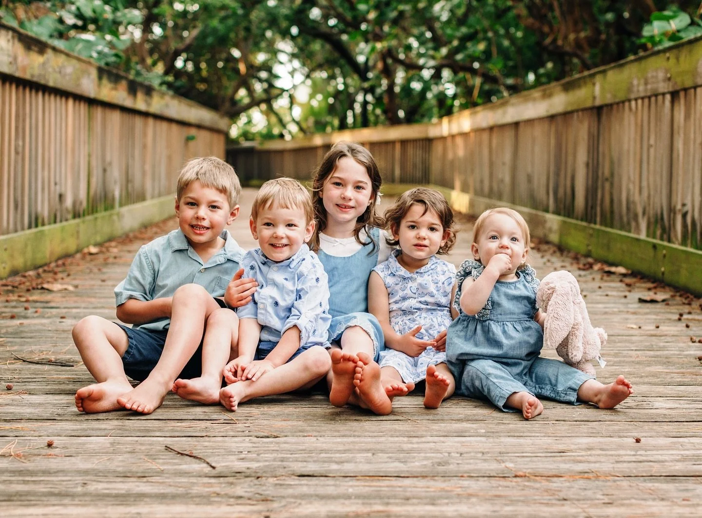 Another sweet big family holiday hangout here in Delray Beach. ✨ These little cuties look calm and cozy, but getting them to sit together was a whole squad mission 😂 Totally worth it though.
.
.
.
.
.
.
.
.
.
.
.

. #lifestylephotography #delraybeac