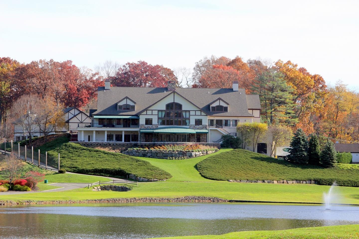 In celebration of National New Jersey Day, ClubsHelp recognizes our inaugural club, Spring Brook Country Club. The spark that started a national movement, the members of Spring Brook quickly took action in March 2020 delivering food and other supplie