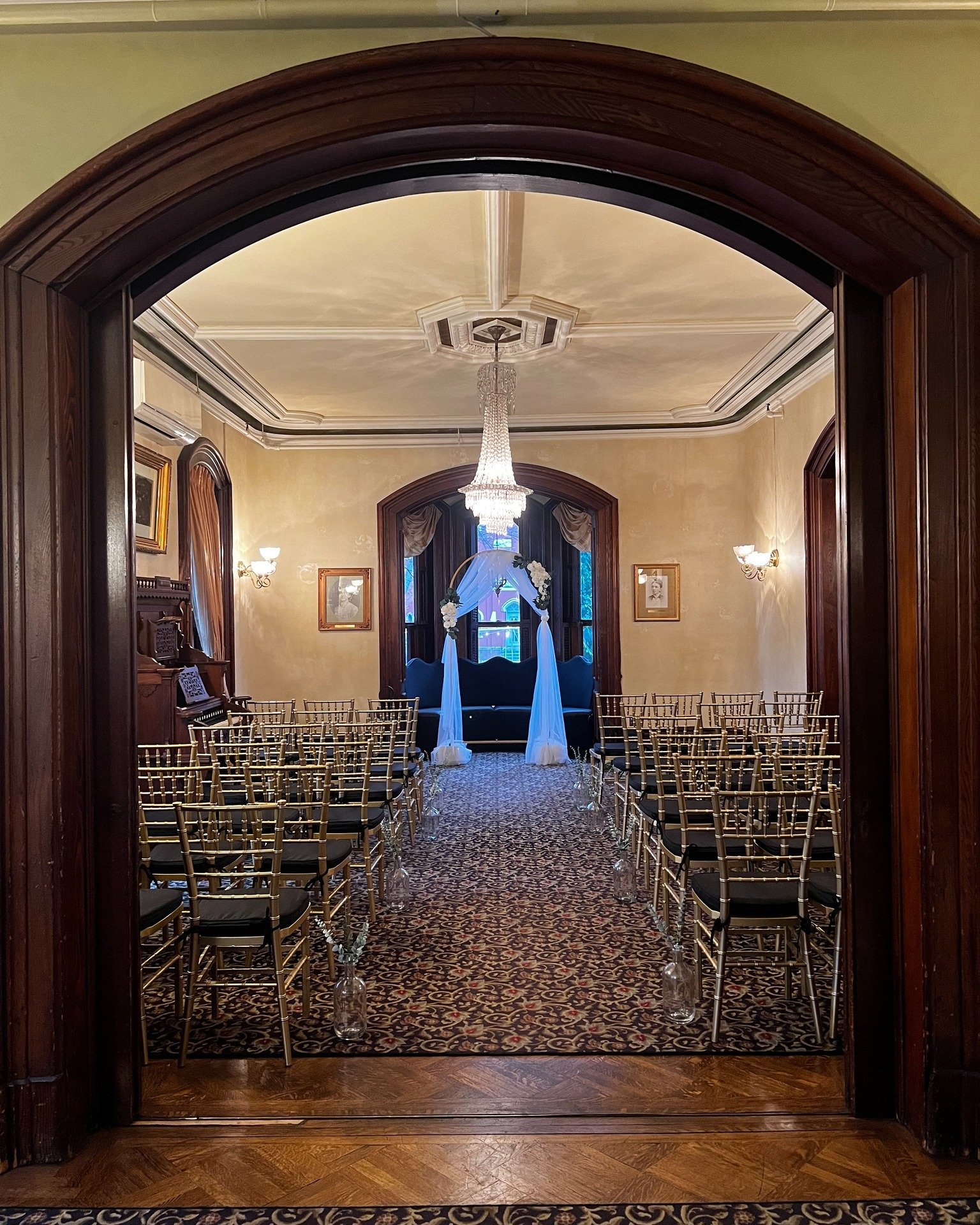 Small, dreamy ceremonies in the Erie Room are so perfect 🥂🥰✨
.
.
.
#delandhouse #interiordesign #eventspace #wedding #upstateny #fairportny #rochester #thisisroc #flowercity #nyweddingvenue #theknot #hospitality #obsessed #event #vintage #historica