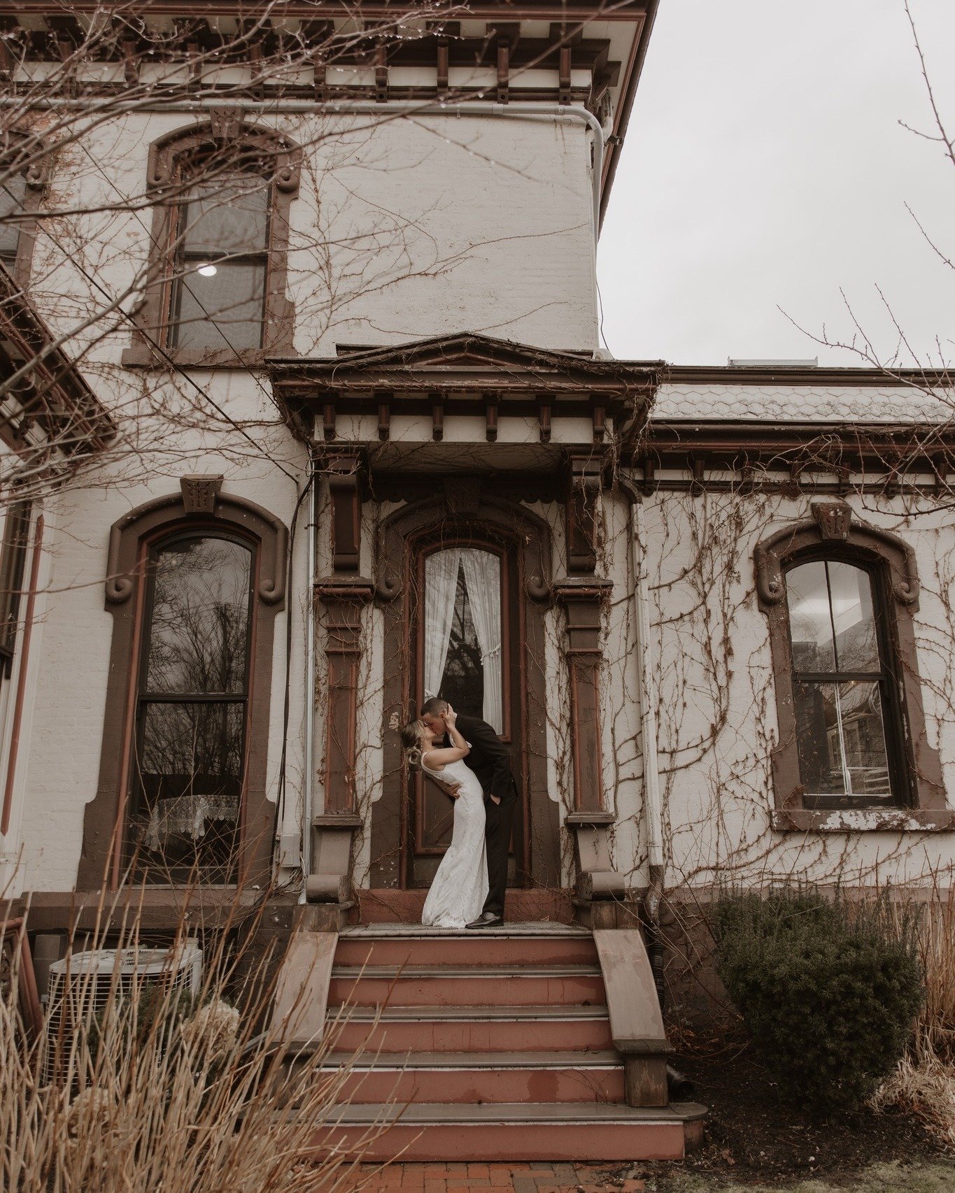 We just love when couples enjoy the outside of this building as much as we do! 😊☁️🍾

📸: @abigailelizabeth.photo 
🎧: @djmacool 
🎂: @getcakedroc 
👗: @davidsbridal 
💄: @makeupbyeilish 
💇&zwj;♀️: @foiled.by.alyse 
.
.
.
#delandhouse #interiordesi