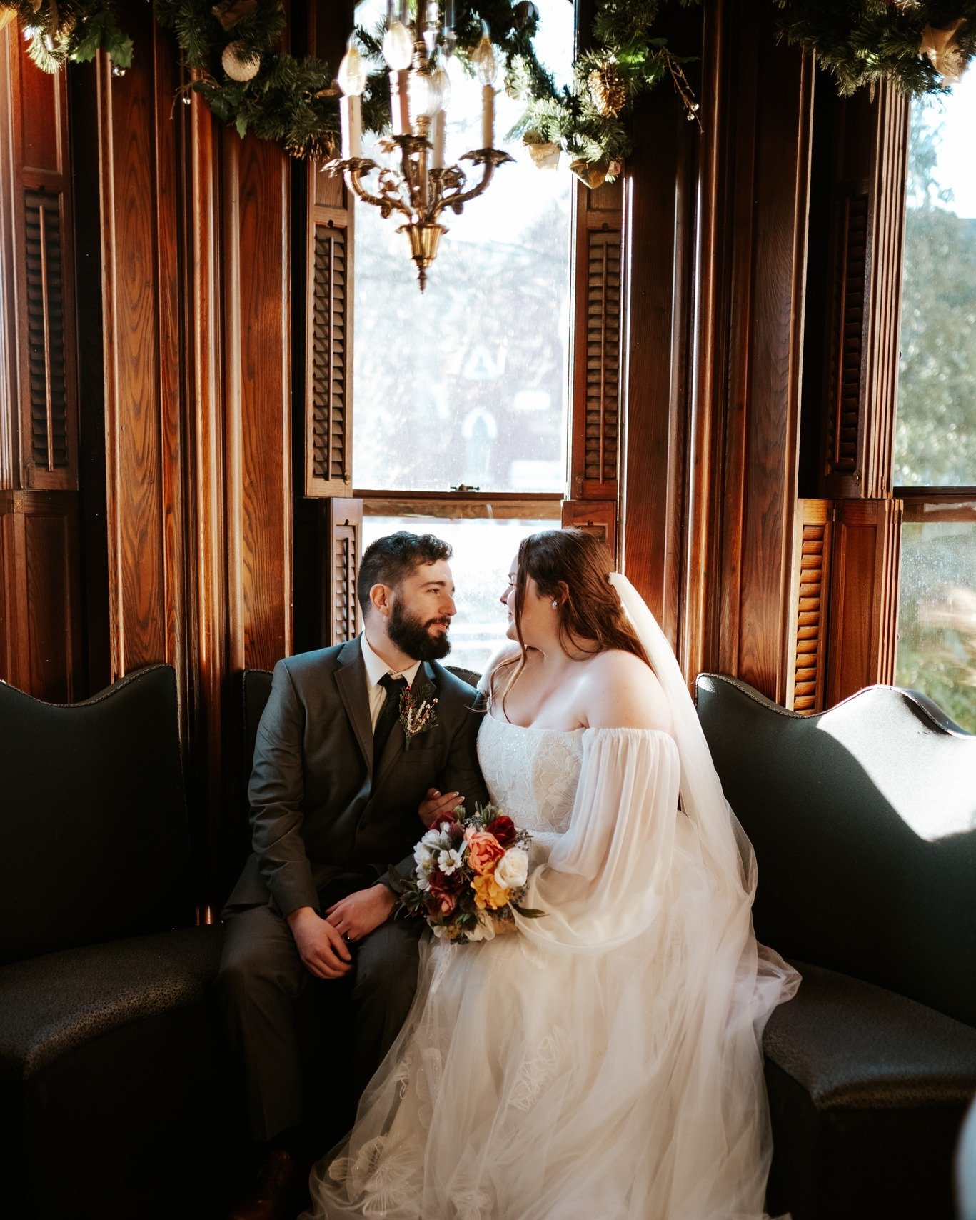 This adorable couple was definitely enjoying the unique seating in the Erie Room! 😊

📸: @infullbloom.photo 
.
.
.
#delandhouse #interiordesign #eventspace #wedding #upstateny #fairportny #rochester #thisisroc #flowercity #nyweddingvenue #theknot #h