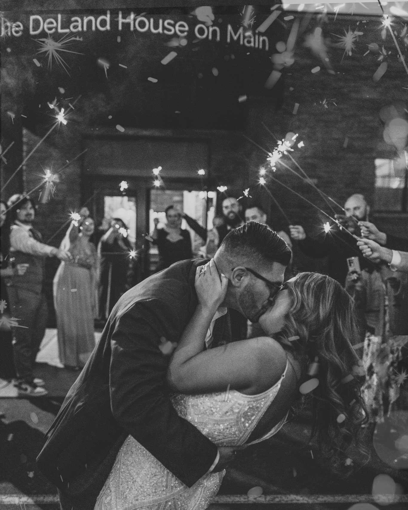 Who doesn&rsquo;t love a beautiful sparkler sendoff?! 👰&zwj;♀️✨🥂🤵&zwj;♂️🩷

📸: @roseannalynnphotography 
🎧: @absolute_maybe 
🎂: @gourmetgoodiesrochester 
💄: @mua_angelinapalermo 
💇&zwj;♀️: @pinned.bridal @hairbyjasminespeirs
.
.
.
#delandhous