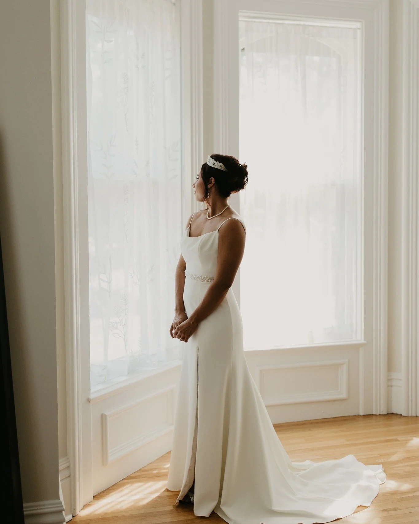 A few small moments of solitude before the big moments! ✨

Bride: @tt.does.life 
Photographer: @firstlookphoto 
Hair &amp; makeup:@truonpark 
.
.
.
#delandhouse #interiordesign #eventspace #wedding #upstateny #fairportny #rochester #thisisroc #flower