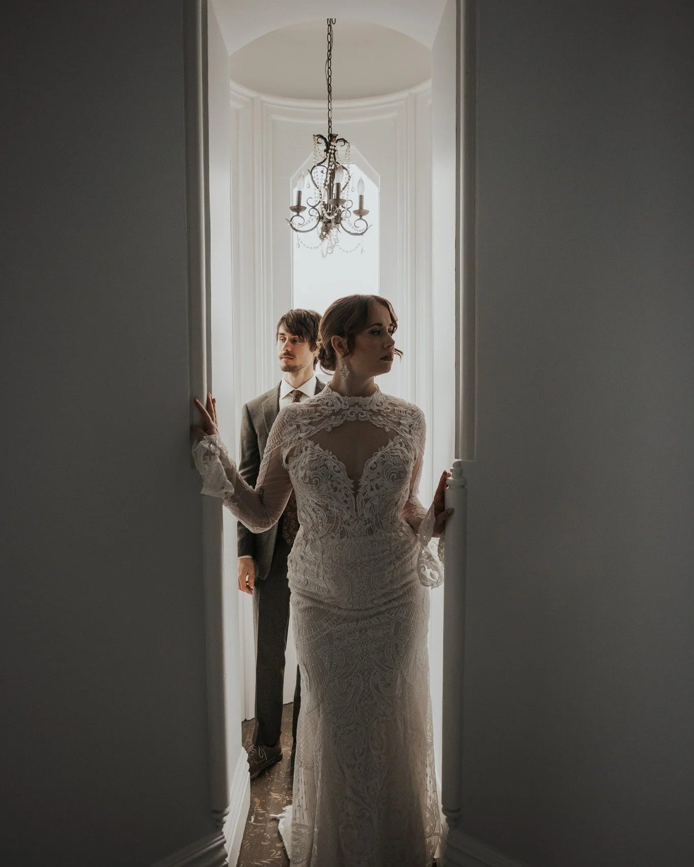 So enchanting!!! 👰&zwj;♀️✨

Photographer: @valeriemariephotography_ 
Dress: @underthearborbridal 
Model:  @pureslate 
.
.
.
#delandhouse #interiordesign #eventspace #wedding #upstateny #fairportny #rochester #thisisroc #flowercity #nyweddingvenue #t