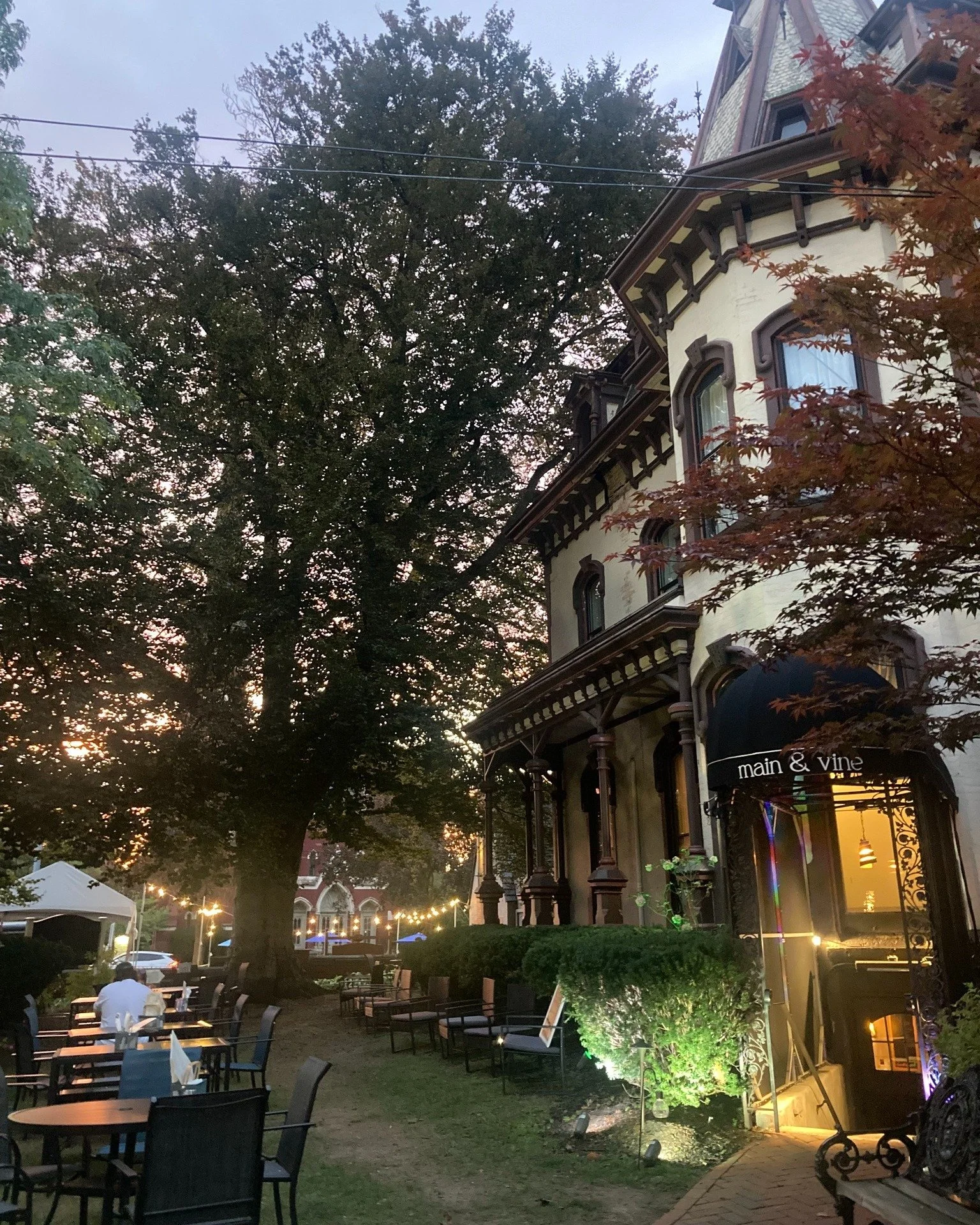 The view of The DeLand House (and @mainvine_winebar ) at night truly never gets old! 🤩
Comment some memories you've had at The DeLand House - we love to hear your stories!
.
.
.
#delandhouse #interiordesign #eventspace #wedding #upstateny #fairport