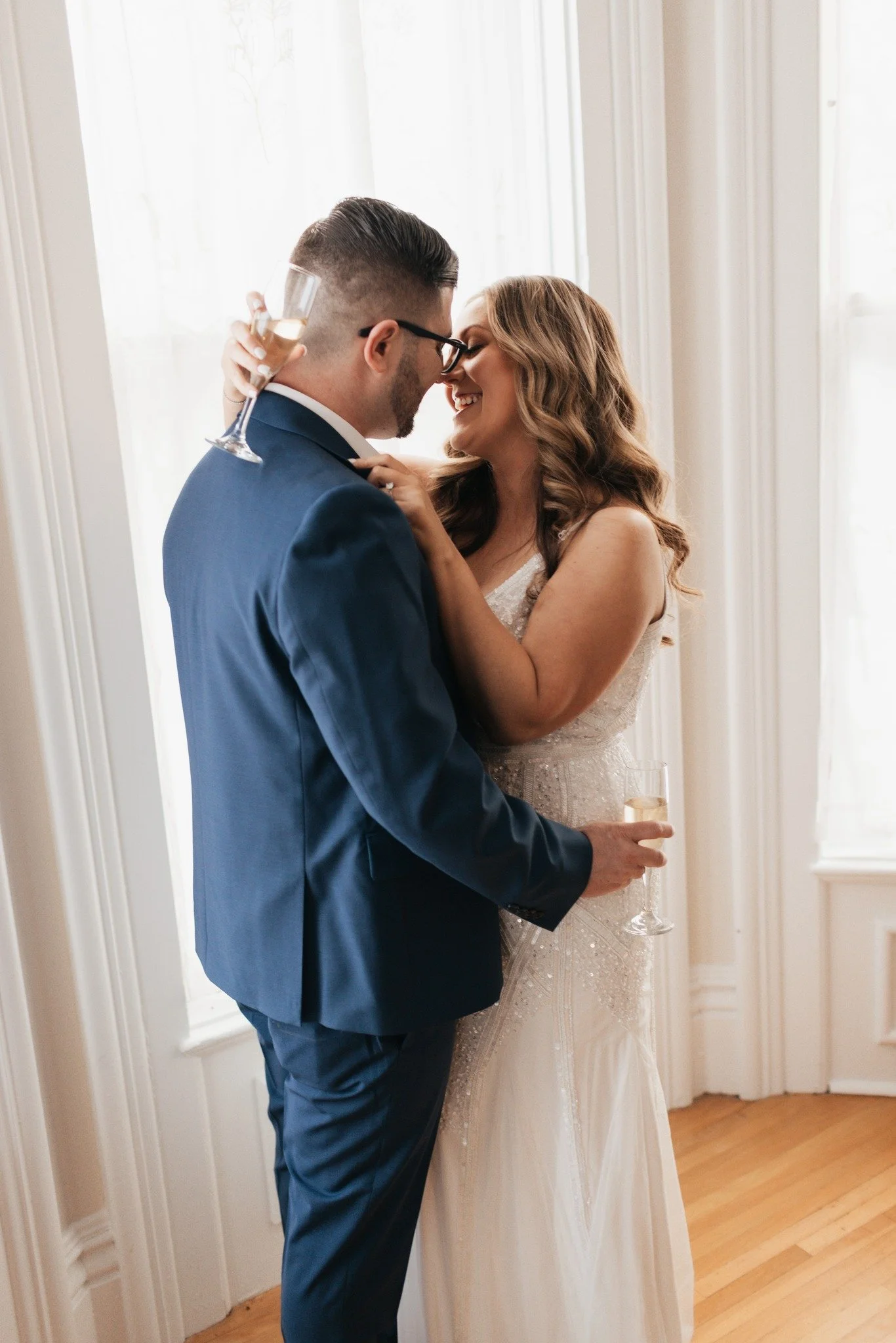 Bringing back this sweet moment!

📸:@roseannalynnphotography 
💇&zwj;♀️: @pinnedsalon_ &amp; @hairbyjasminespeirs 
.
.
.
#delandhouse #interiordesign #eventspace #wedding #upstateny #fairportny #rochester #thisisroc #flowercity #nyweddingvenue #thek