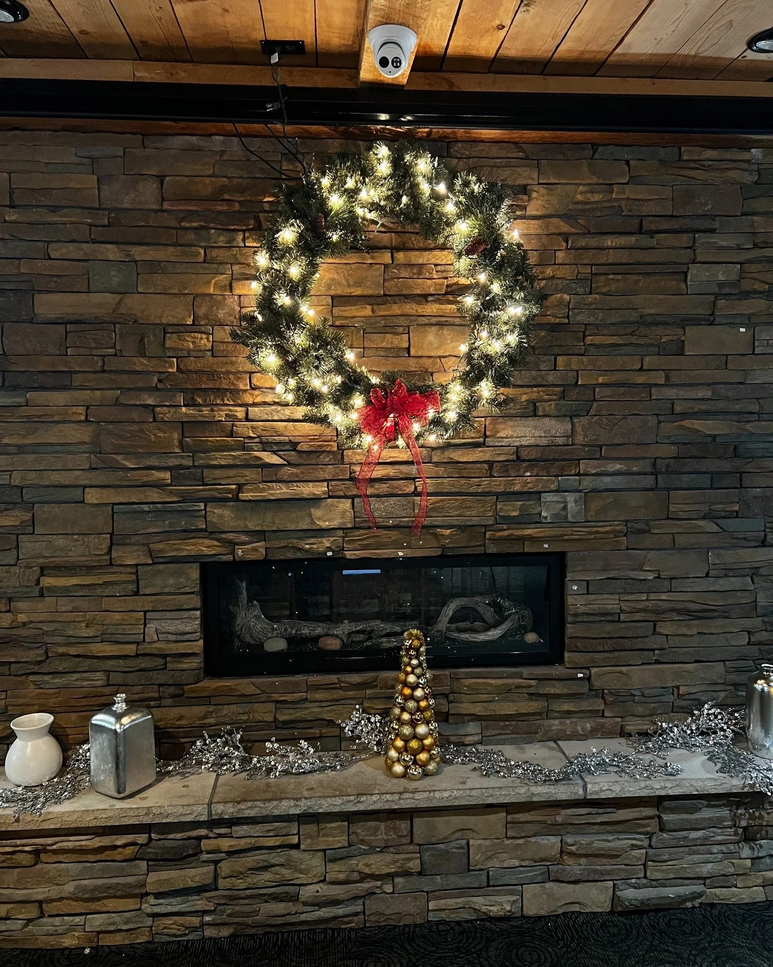 Holiday events are some of our favorites! 🤩🎄❄️
.
.
.
#delandhouse #interiordesign #eventspace #wedding #upstateny #fairportny #rochester #thisisroc #flowercity #nyweddingvenue #theknot #hospitality #obsessed #event #vintage #historicalhome #history