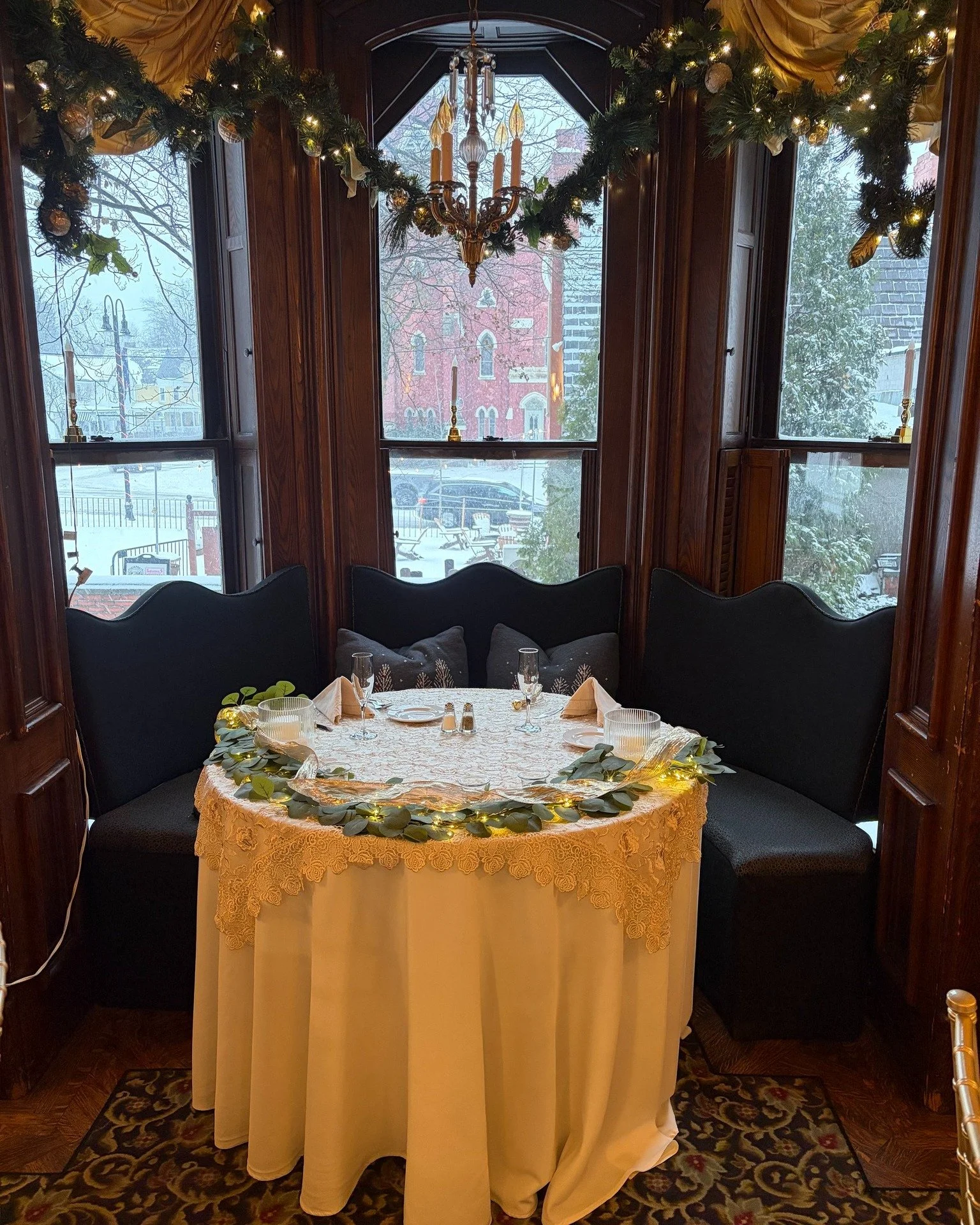 This sweetheart table setup is so so charming! ✨🌿
.
.
.
#delandhouse #interiordesign #eventspace #wedding #upstateny #fairportny #rochester #thisisroc #flowercity #nyweddingvenue #theknot #hospitality #obsessed #event #vintage #historicalhome #histo