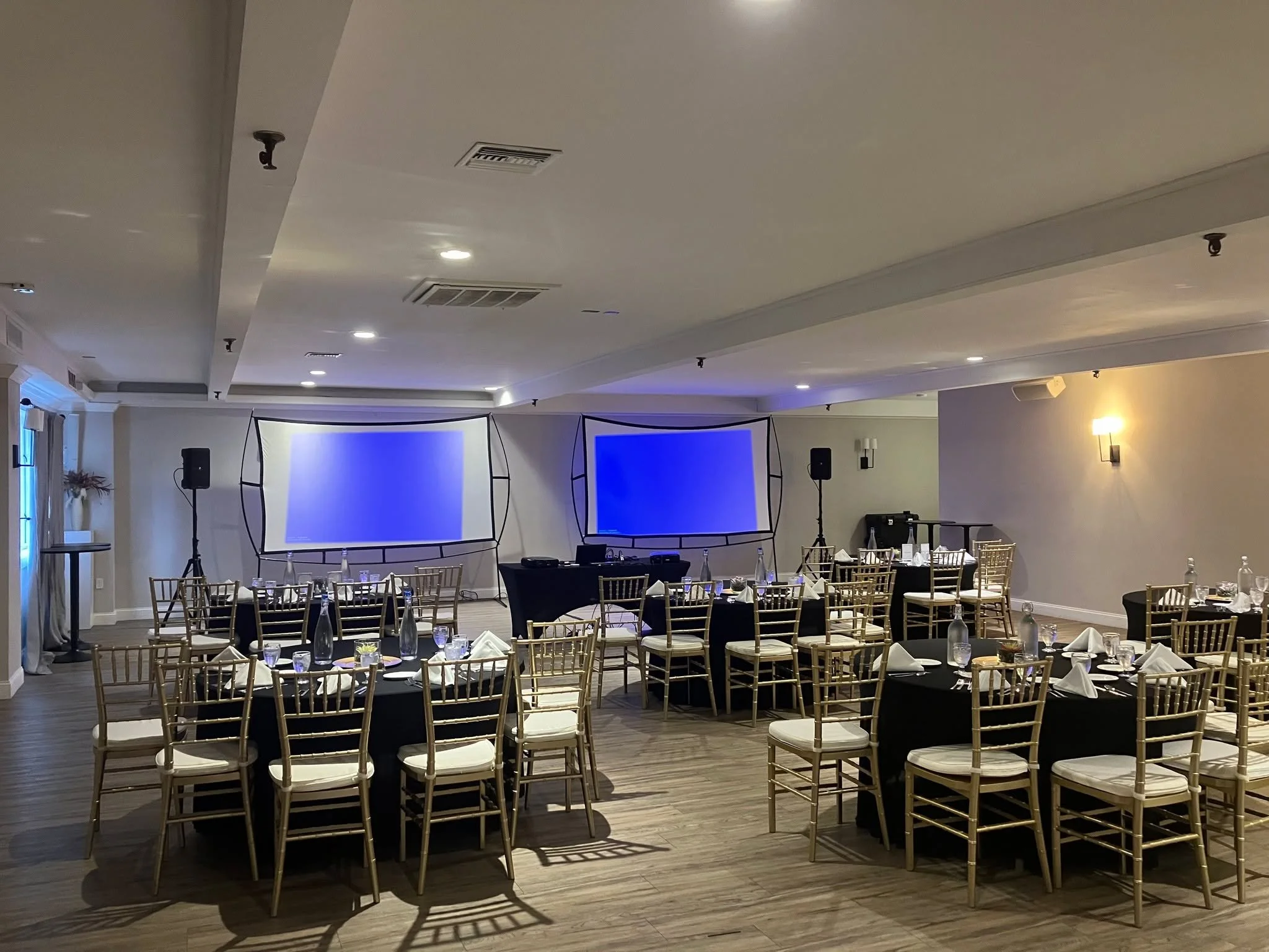 Did you know that we love to host corporate events as well? 📊👔⭐️
.
.
.
#delandhouse #interiordesign #eventspace #wedding #upstateny #fairportny #rochester #thisisroc #flowercity #nyweddingvenue #theknot #hospitality #obsessed #event #vintage #histo