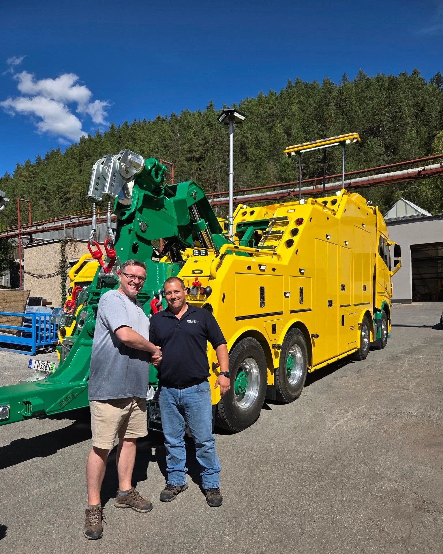 🇬🇧 This unique 𝗘𝗦𝗦𝗘𝗟 𝗧-𝗥𝗘𝗫 made its debut at the Professional Recovery Tow Show in the UK and now it&rsquo;s officially part of the Manchetts fleet - ready to roar. 🦖🔥 
Thank you for your trust and for being part of the ESSEL family! Wis