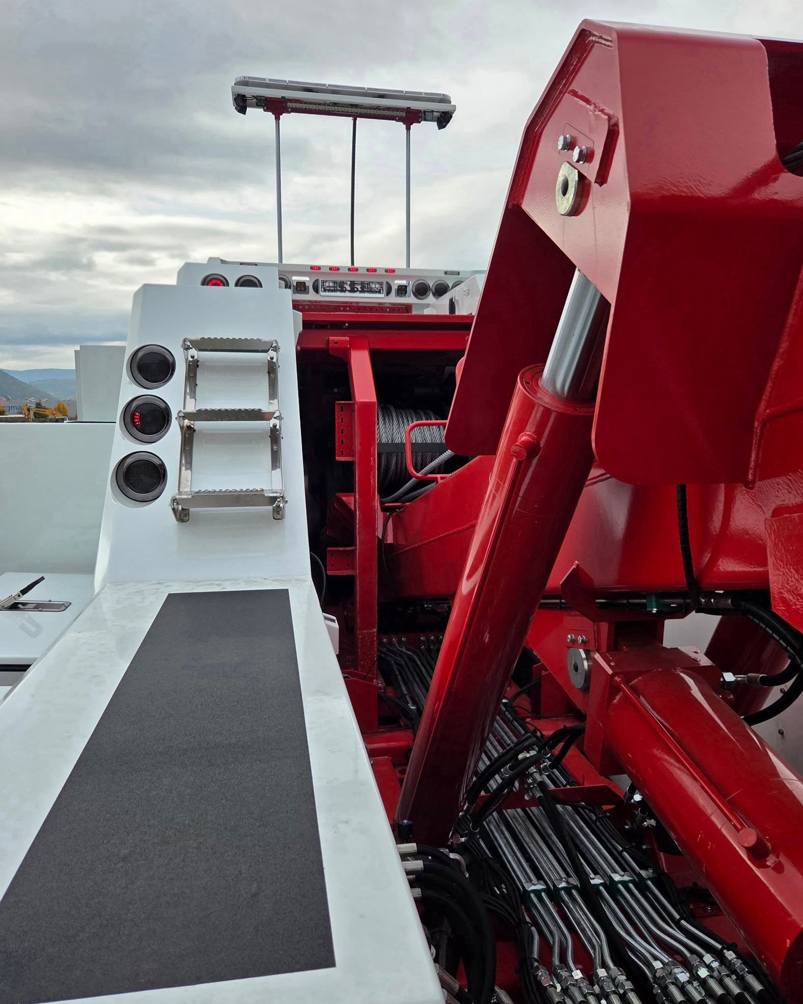 🇬🇧 𝗘𝗦𝗦𝗘𝗟 𝗧-𝗥𝗘𝗫 𝗼𝗻 𝗮 𝗗𝗔𝗙 𝗰𝗵𝗮𝘀𝘀𝗶𝘀 𝗥𝗛𝗗 🦖
▪️ 25 t main recovery boom (retracted)
▪️ 20 t telescopic underlift (retracted)
▪️ 5 Sepson winches - 80 t of combined pulling force
▪️ Independently operated front winching support le