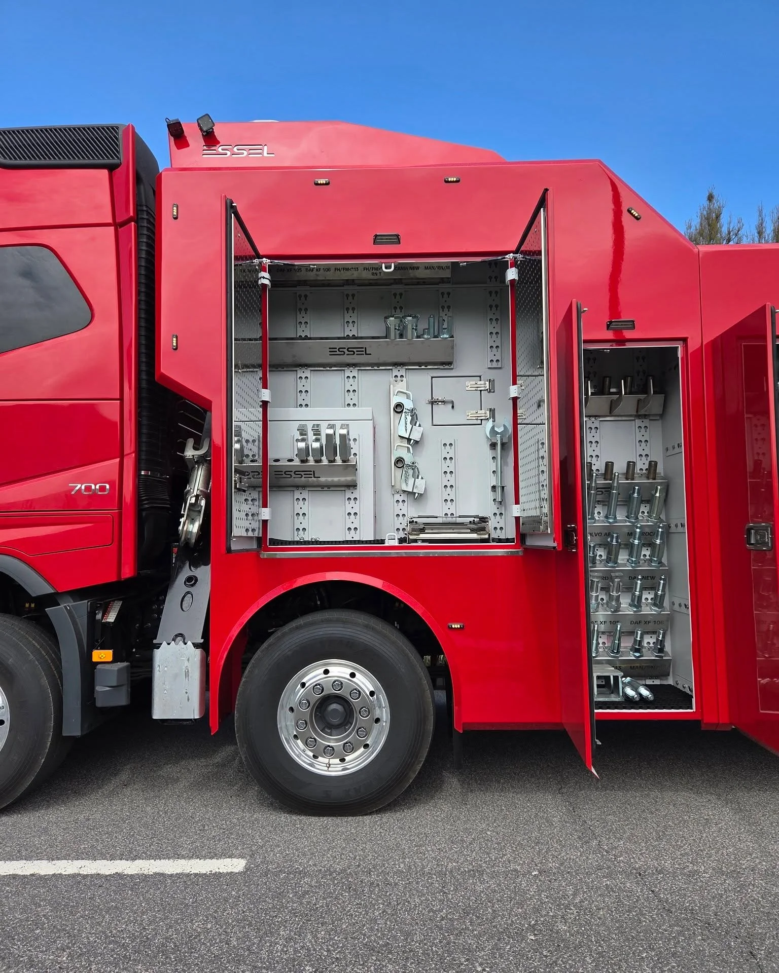 🇬🇧 𝗙𝗢𝗥 𝗦𝗔𝗟𝗘 &ndash; 𝗘𝗦𝗦𝗘𝗟 𝗧-𝗥𝗘𝗫 🔴
🚛 VOLVO FH16 84R 8&times;4 | 700 HP | 6 m wheelbase
&bull; 5&times; Sepson winches 
&bull; Front and extendable rear support legs
&bull; Heated stainless steel body panels
&bull; 2 t front weight 
