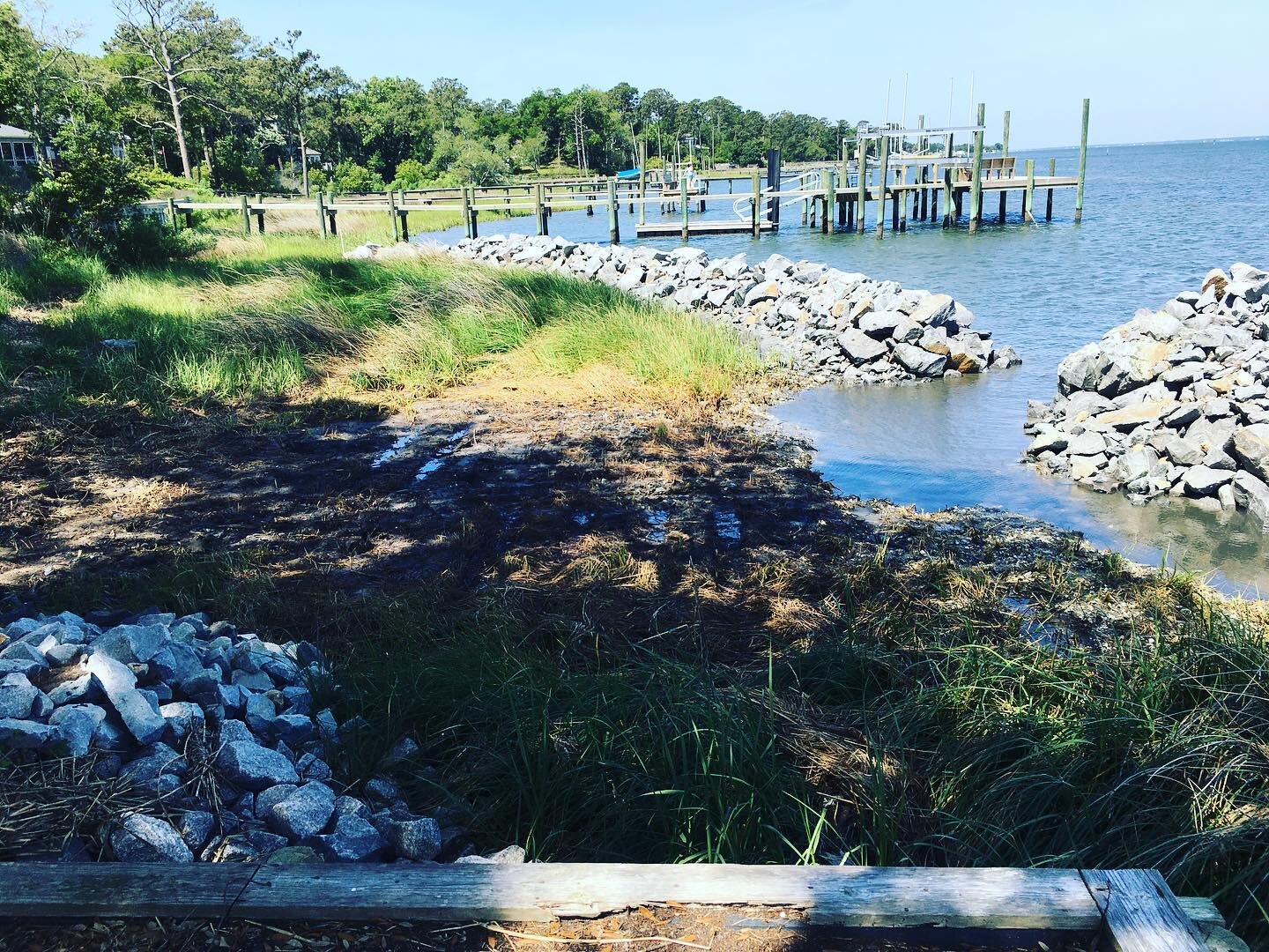📸 LIVING SHORELINE🌊🏞️
Did you know that North Carolina offers grant funds for the creation of stunning Granite Sill Living Shorelines? 😍 Let's dive into this amazing opportunity!

North Carolina's granite sill living shorelines are not only an in