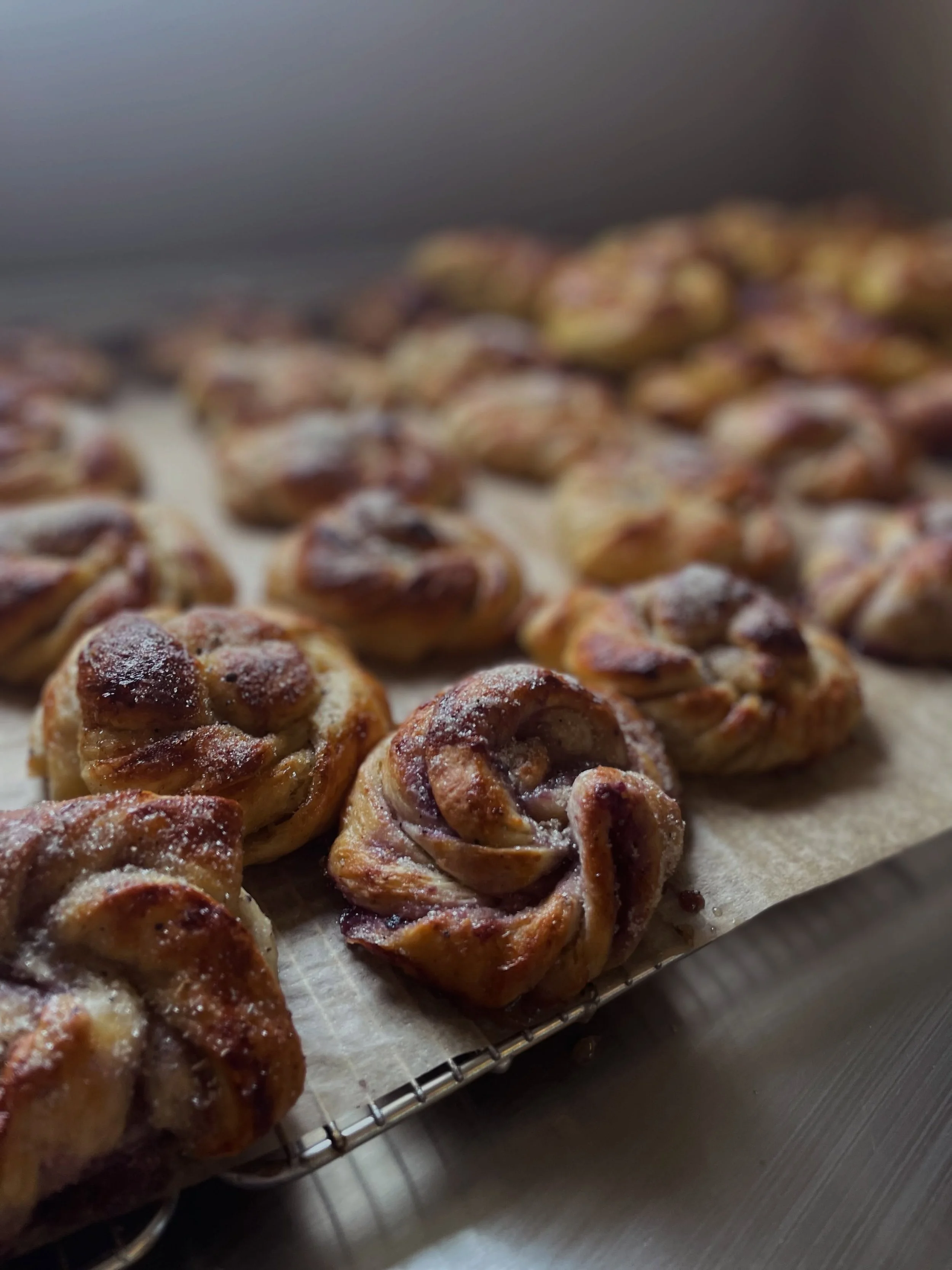 Last day to pre order for this weeks pick up is tomorrow morning ‼️

Still have a few boxes left, perfect for your weekend fika. 

Go to the link in my bio to order 🙏