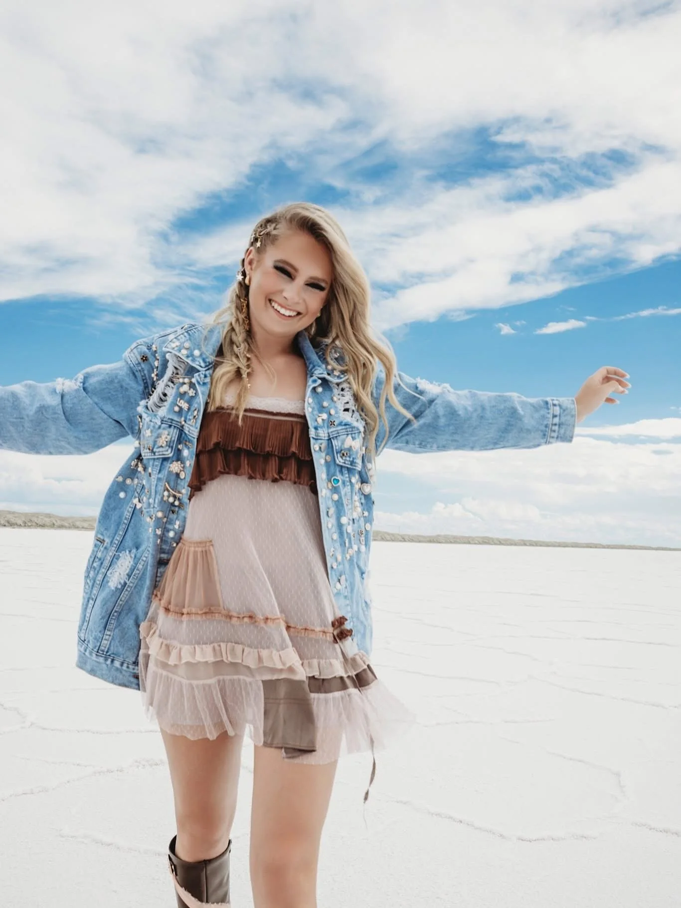 Stunning, sweet, gorgeous @jubalicious_1 at the Salt Flats during our Connect Shootout! I literally want to steal this jacket! No joke! HMUA: @glowingbyjlee STYLED BY: @imagerybycarissa want to go to the next one? @theconnectevent @thephotoeducator #
