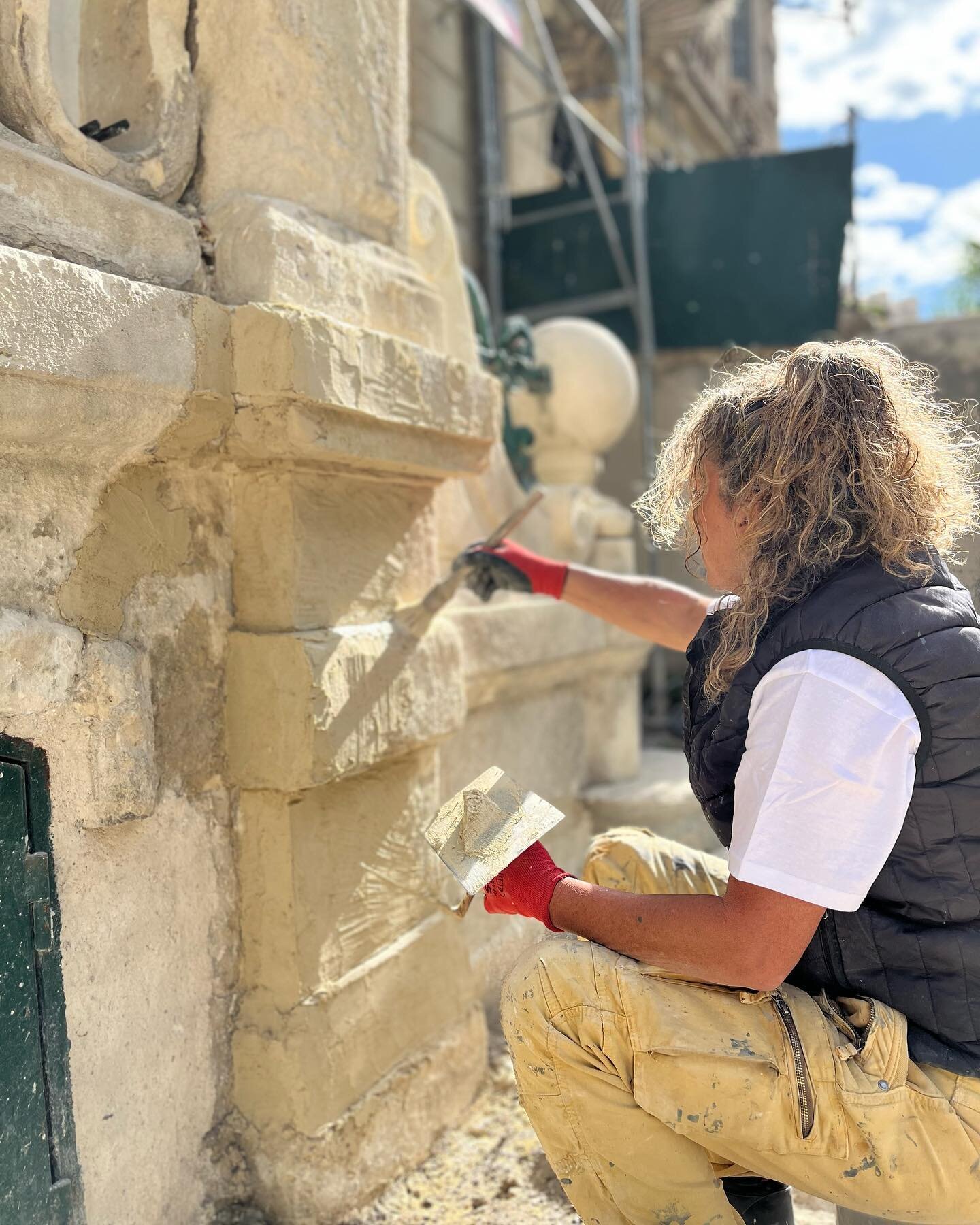 Ce matin sur le chantier A22, les architectes Maguelone Vidal et Charles Pichon &eacute;taient sur place, ainsi que de nombreux artisans qui travaillent actuellement sur la remise en forme des pierres pour retrouver la forme originale de chaque pi&eg