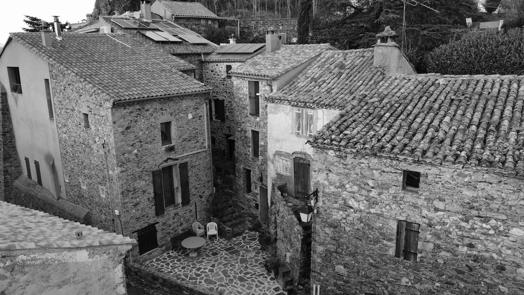 LA MAISON SUR LA PLACE