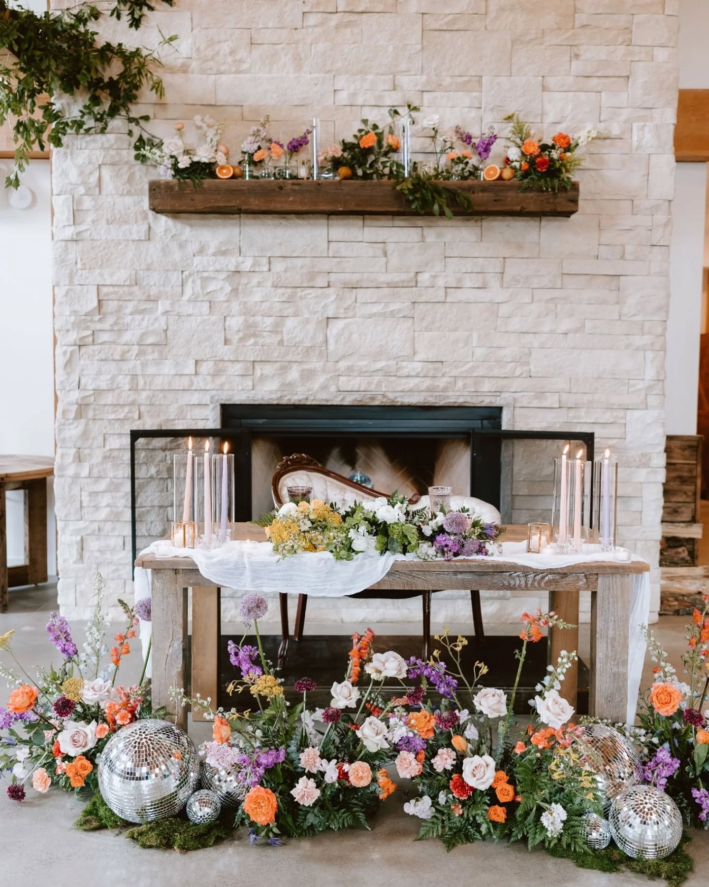 ✨ This might just be the most glamorous sweetheart table we have ever seen!

Pastel taper candles, vibrant florals, plush seating, and just the right touch of sparkle thanks to those disco balls! 🪩

📸 @hailiedphotography
🌸 @wildflowerfarmflorals
?