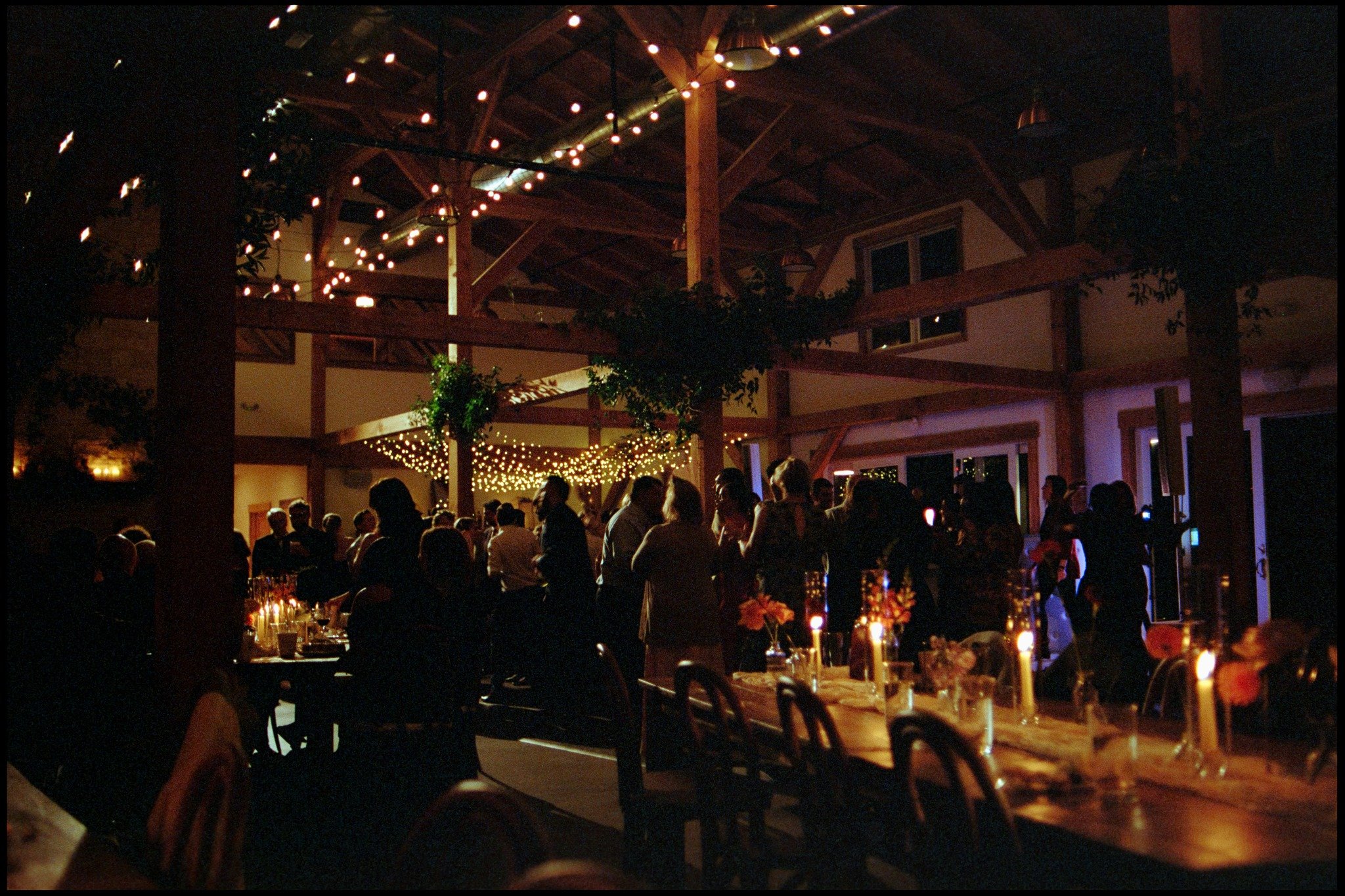 ✨ The Forsythe Barn after dark!

Bistro and twinkle lights, candlelit tables, and a packed dance floor... it&rsquo;s always a vibe once the sun goes down at The Farm on Main.

📸 @jasonmoodyphoto 
🎧 @djhikevin