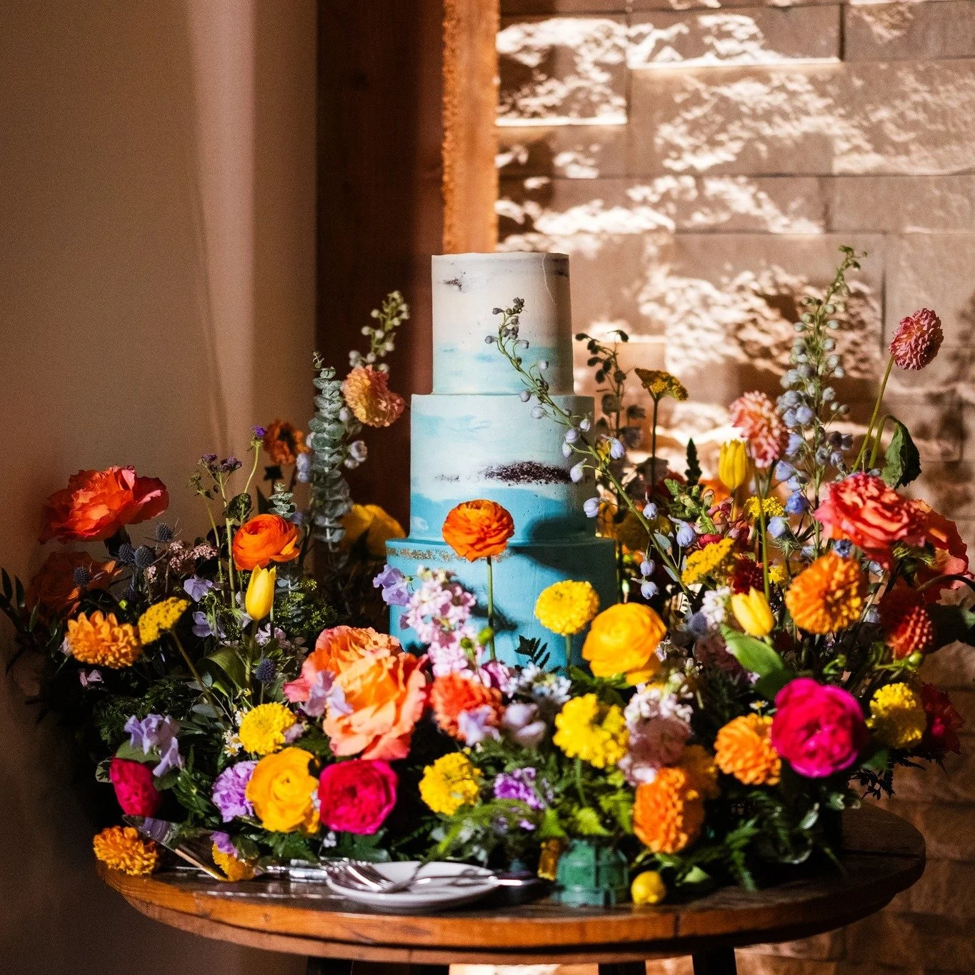 🍰 A cake meadow that&rsquo;s almost too pretty to eat (almost). @sweetmelissagoodness brought the sweets, @wildflowerfarmflorals brought the blooms, and together they created pure cake meadow magic. Swipe for the full spread&mdash;cupcakes, brownies