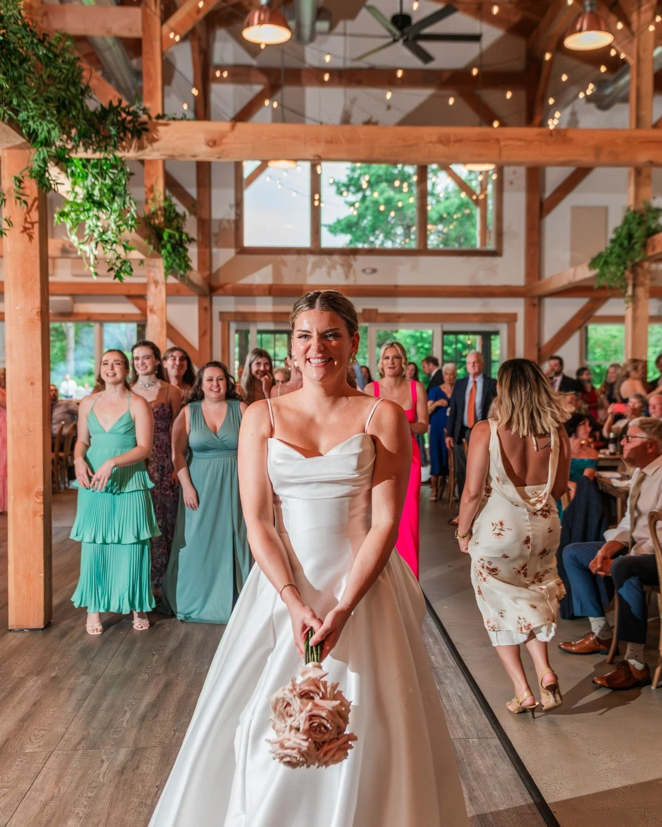 💐 Swipe to see the bouquet toss in action at Haley and Colin&rsquo;s wedding! We&rsquo;ll never get tired of this tradition: the suspense, the scramble,  and the celebration! Honestly, we wish we saw more of them.

📸 Photographer | @milestone.sj 
?