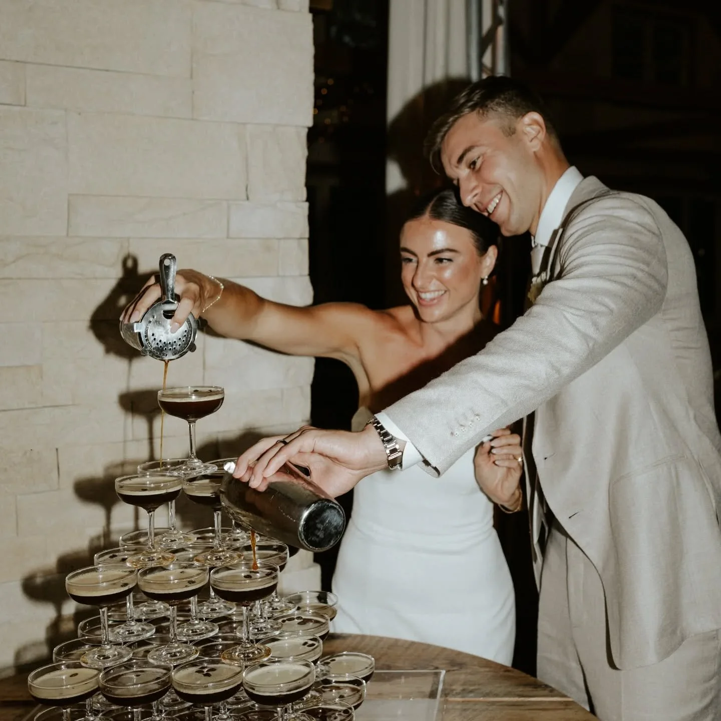 Jessica and Eric&rsquo;s wedding packed the perfect pick-me-up: an espresso martini tower! Equal parts elegant and energizing (and yes, vodka!), this @setthebarsue setup kept the party buzzing well into the night.

📸 Photo | @aliraephoto
🍸 Bar | @s