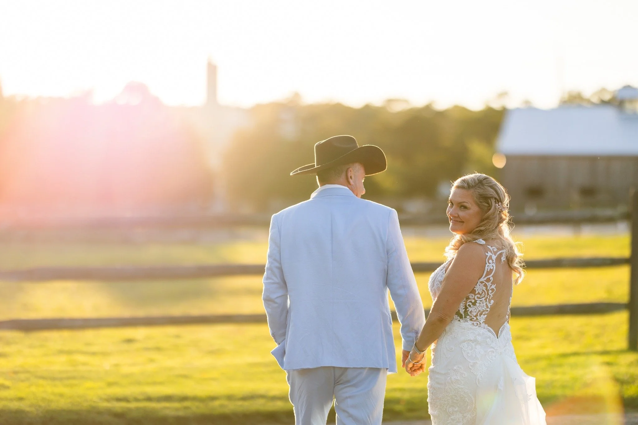 🤠 Cowboy hats, sunsets, and a stunning bride. What more could Tarra and Eric ask for? Well&hellip;maybe the best photography team of all time @anncoenstudio. We&rsquo;ve said it before and we&rsquo;ll say it again: nobody captures golden hour at The