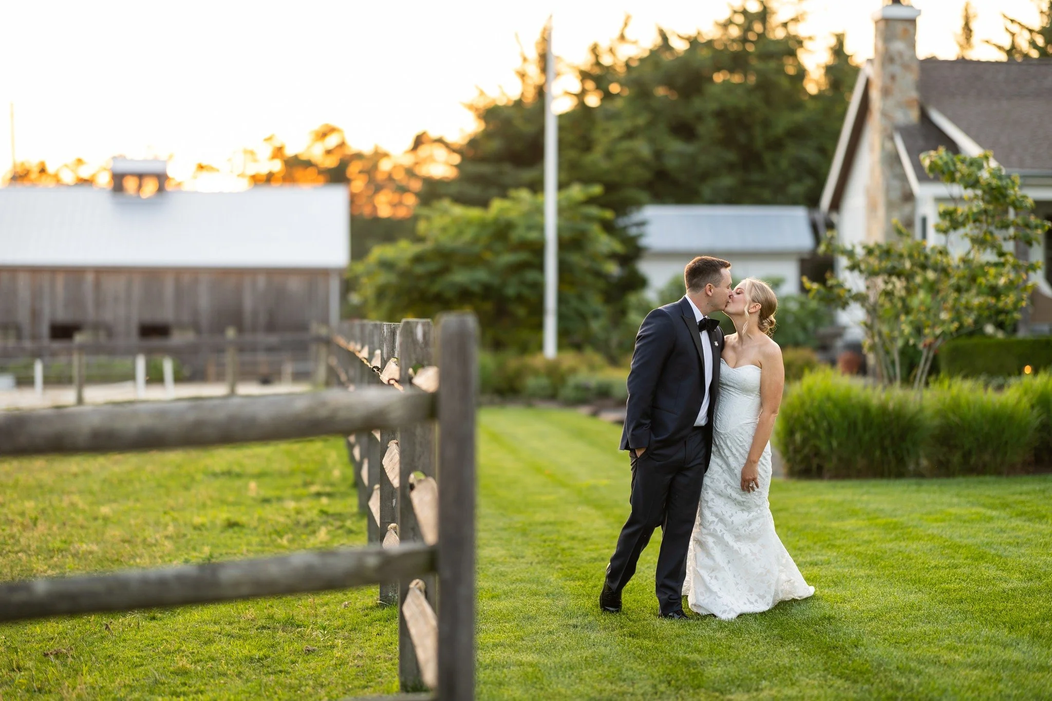 ☀️ Soak up this last weekend of summer while you can! Swipe to twirl into golden hour with Amy and Logan at their June wedding. We&rsquo;ll be spinning right along until summer&rsquo;s final sunset on Sunday!

📸 Photographer | @anncoenstudio @alexri