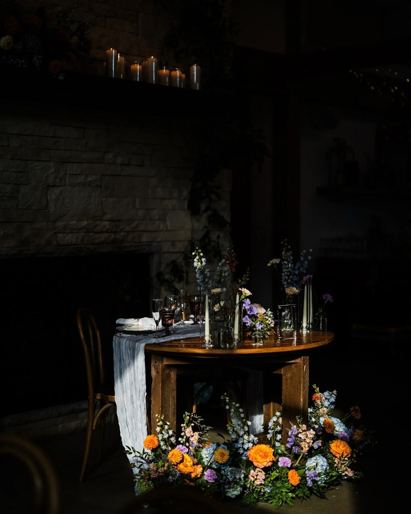 😮 These are the kind of images that make you stop scrolling. Moody, romantic, and glowing in the right places. @anncoenstudio  letting shadows do the storytelling and light do the celebrating (along with @wildflowerfarmflorals dreamy florals!).

📸 