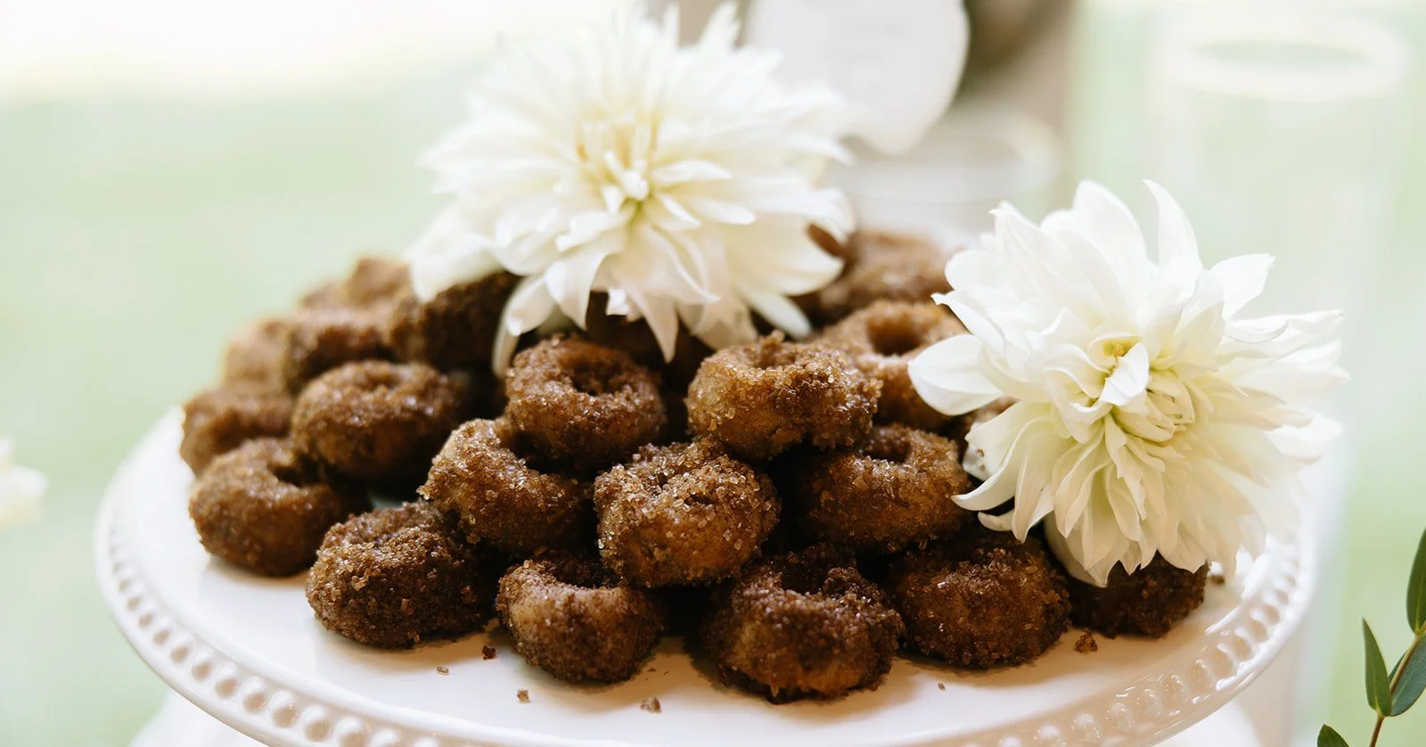 🍂 We interrupt your scrolling with sweets that scream fall: mini apple cider donuts, bite-sized pumpkin pies, and perfectly frosted cupcakes. Baked to perfection by @honeybloom.bakery! Sweet, spiced, and made for fall weddings.

📸 Photographer | @c