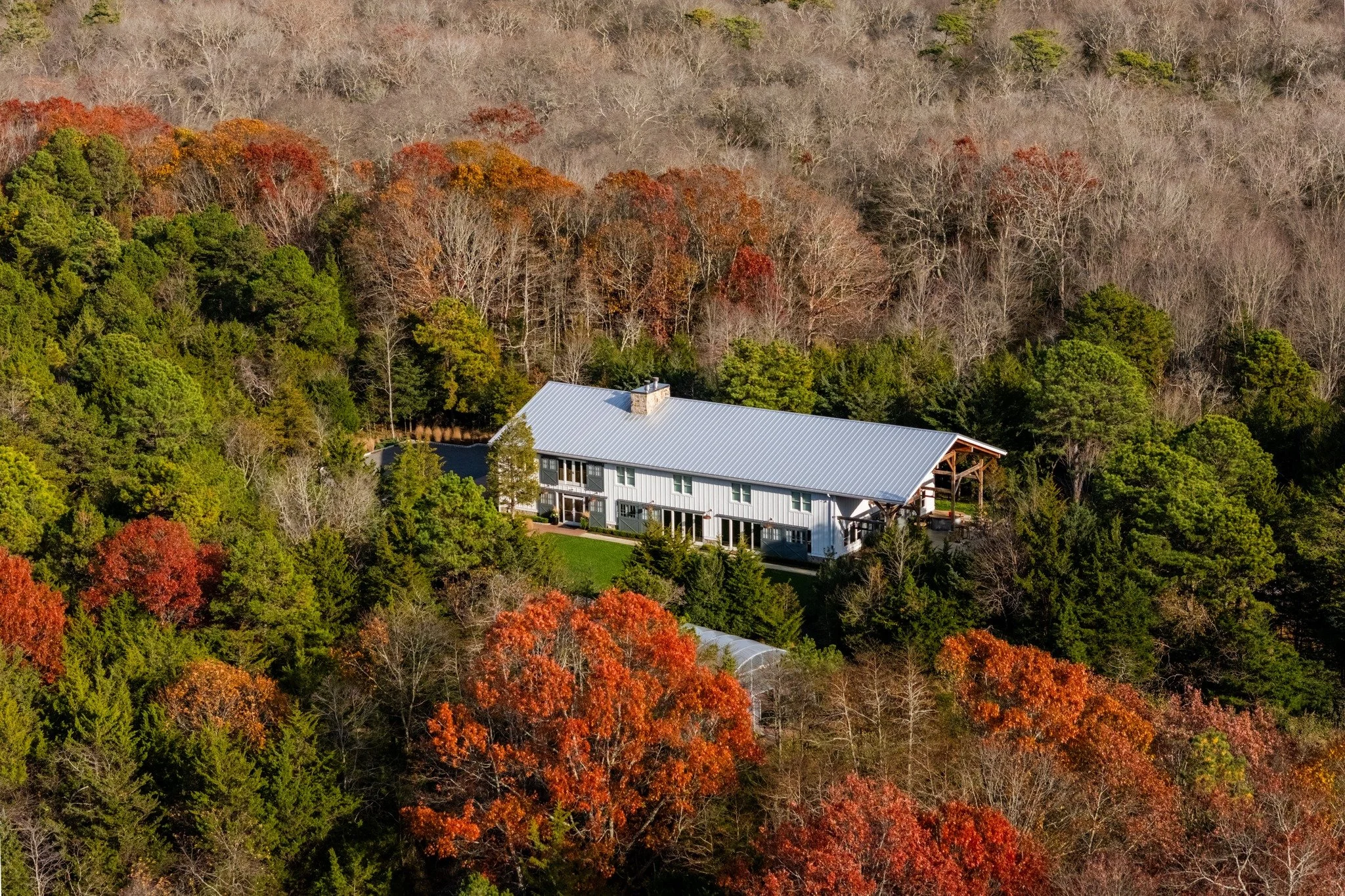 🍂 Still not over these fall shots of The Farm. Thanksgiving may be over, but we're still feeling thankful for @bayaveplantco who keeps our 20 acres looking this effortless cinematic all season long. 

📸 Photographer | @anncoenstudio @joshketchampho