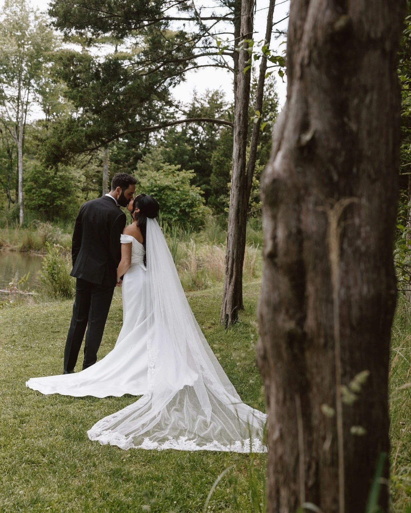 🤫 A little Farm secret: the tree line by The Pond is one of our favorite portrait spots! Natural shade, private, and effortlessly beautiful. Alexandra and Dylan took full advantage right after their first look at The Pond, and the results speak for 