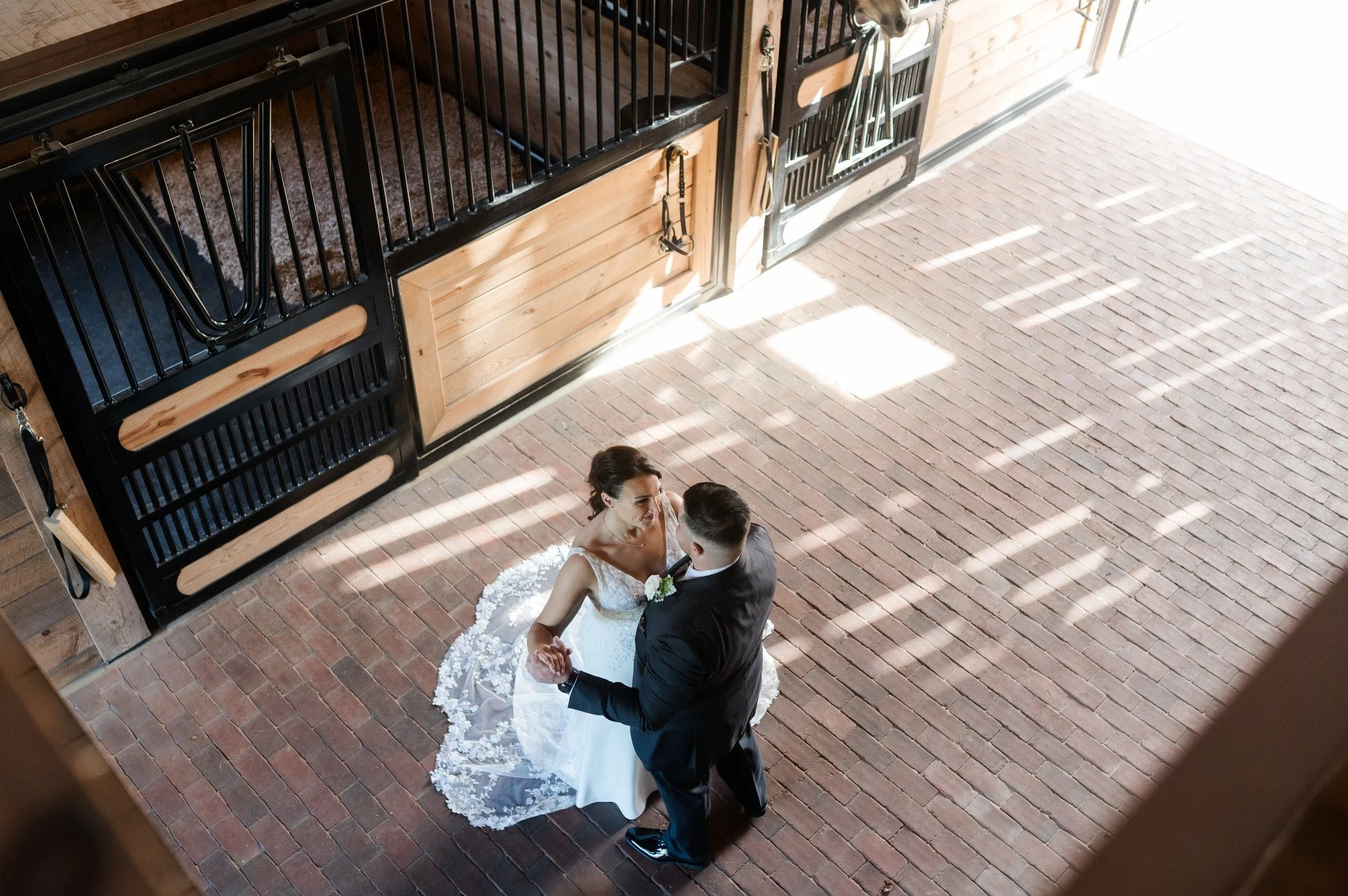 🐴 We love how creative photographers get in our stable! Some of our favorite candids happen here, especially overhead shots from the bridge. Kathleen and Michael made it effortless, and Drake ( of course) was more than happy to make an appearance.

