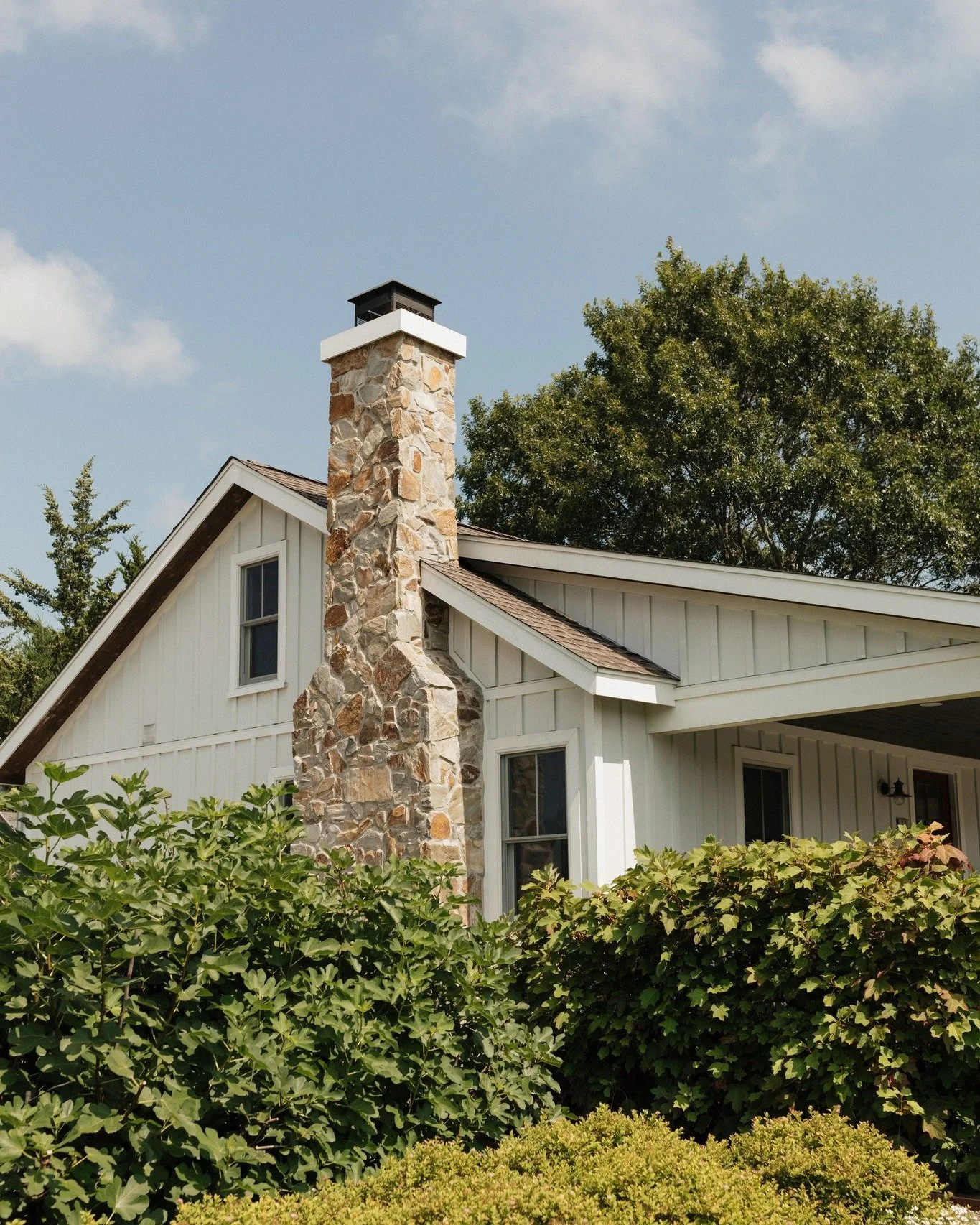 📖 The Farmhouse in spring and summer feels like something out of a storybook. Everything is green again, the windows are open, and the property feels fully awake (even at 8 o&rsquo;clock in the morning!).

One of our favorite little perks is the pad
