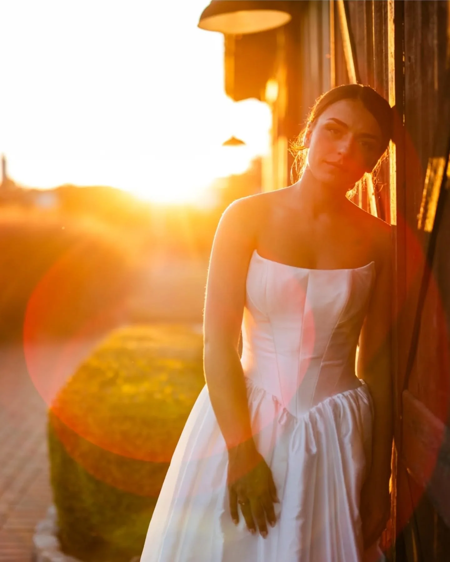 🧙&zwj;♀️ @ryanjohnson_1 is basically a wizard with a camera. Having @natcalc and @abglassics in front of the lens definitely didn't hurt either.

📸 Photographer | @anncoenstudio @ryanjohnson_1 
👰&zwj;♀️ Bride | @natcalc 
🤵&zwj;♀️ Groom | @abglass