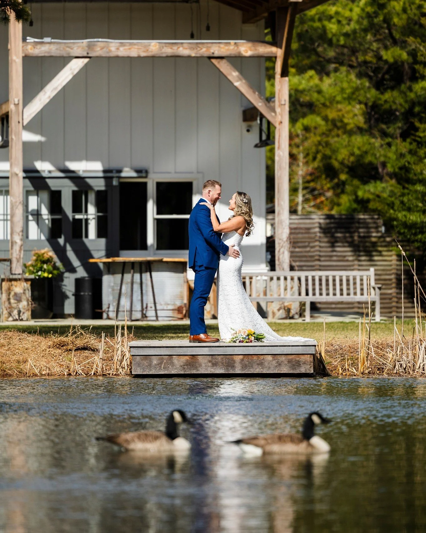 🐦 A couple of lovebirds&hellip; and Caroline &amp; James! We love when the geese decide to join in and add to the ambiance of The Farm, as long as they stay in The Pond. Thankfully, they were on their best behavior for these portraits!

📸 Photograp