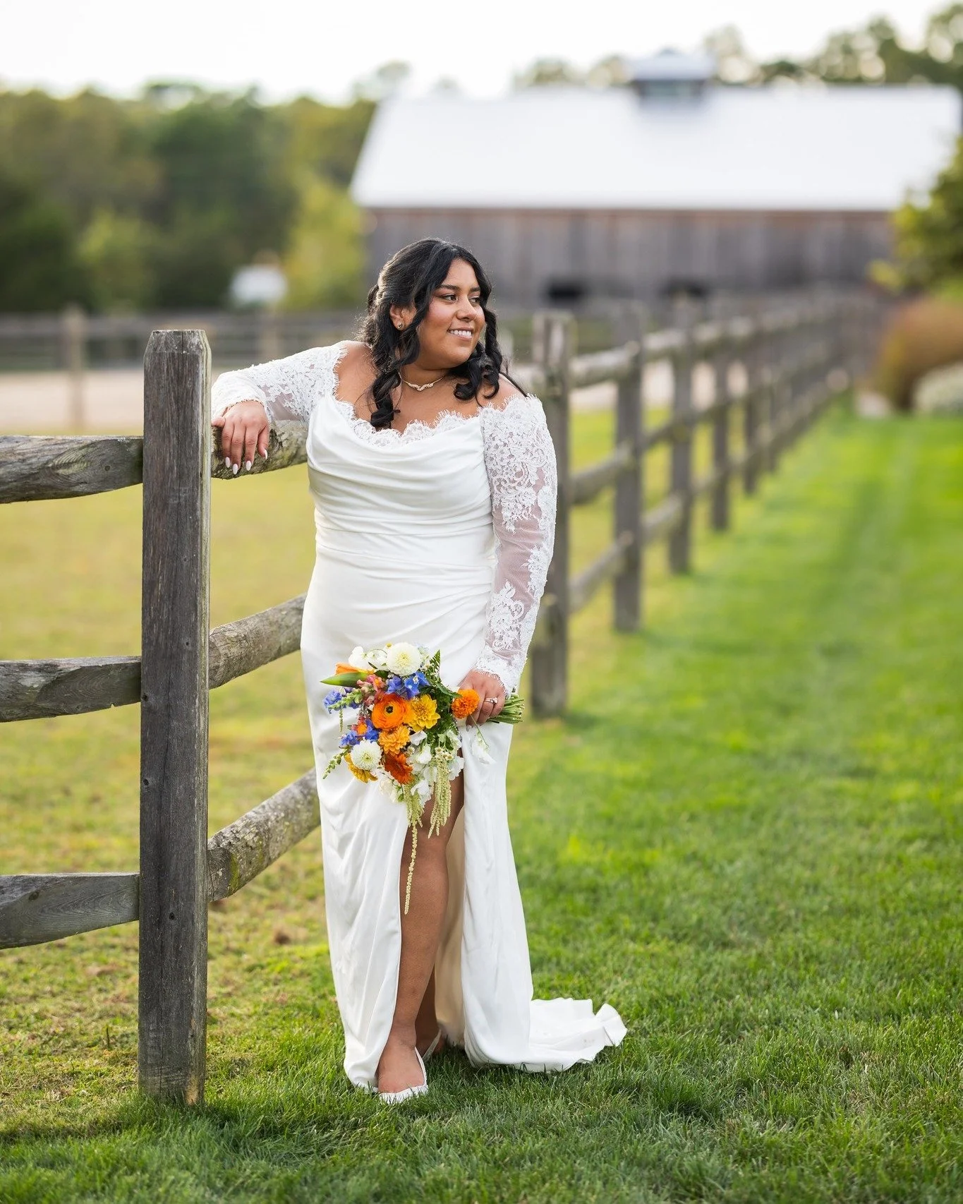 😎 When your husband doubles as your hype man! @anncoenstudio had some help capturing @lizmartzzz &hellip; swipe to see!

📸 Photos | @anncoenstudio @alexriveraphoto @calla.aniski.boyd 
💐 Florals | @wildflowerfarmflorals 
👰🏽&zwj;♀️ Bride | @lizmar