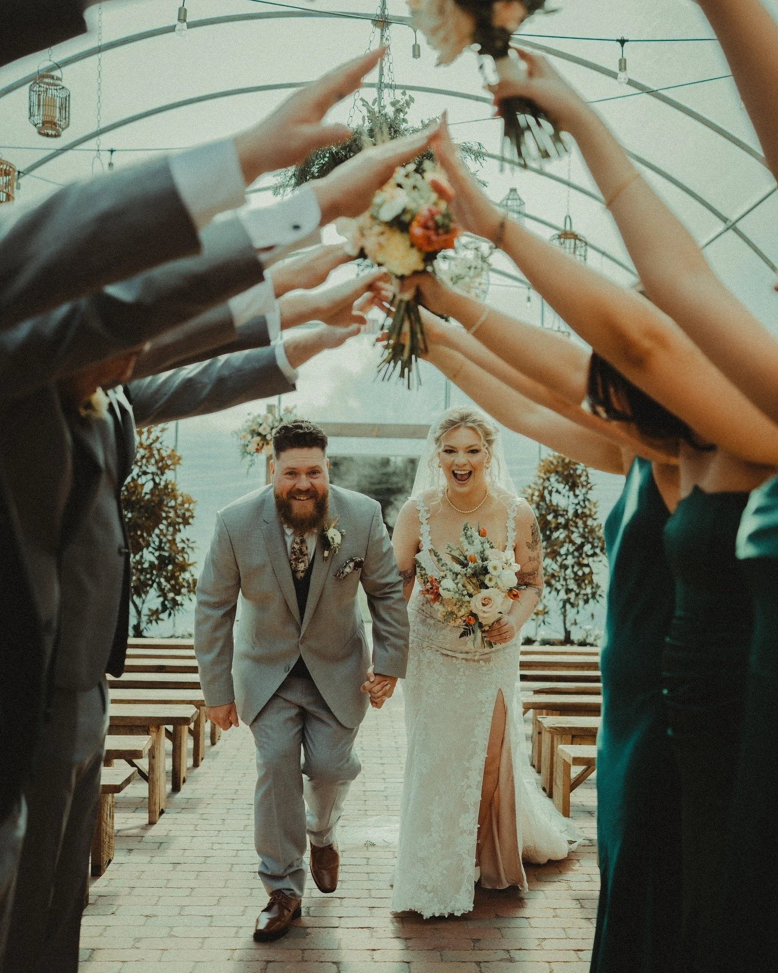 😍 Who doesn&rsquo;t love a good bridal party tunnel? Jessica and Michael&rsquo;s crew absolutely understood the assignment for their mock ceremony exit through The Greenhouse.

📸 Photos | @aaronleephotofilm 
💐 Florals |@wildflowerfarmflorals 
👰🏼