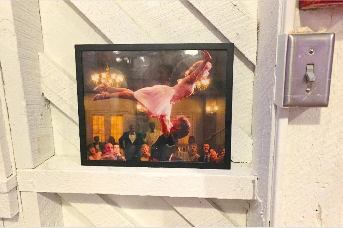 Framed photo of Baby and Johnny practicing the lift in Dirty Dancing, displayed inside Mary’s Barn
