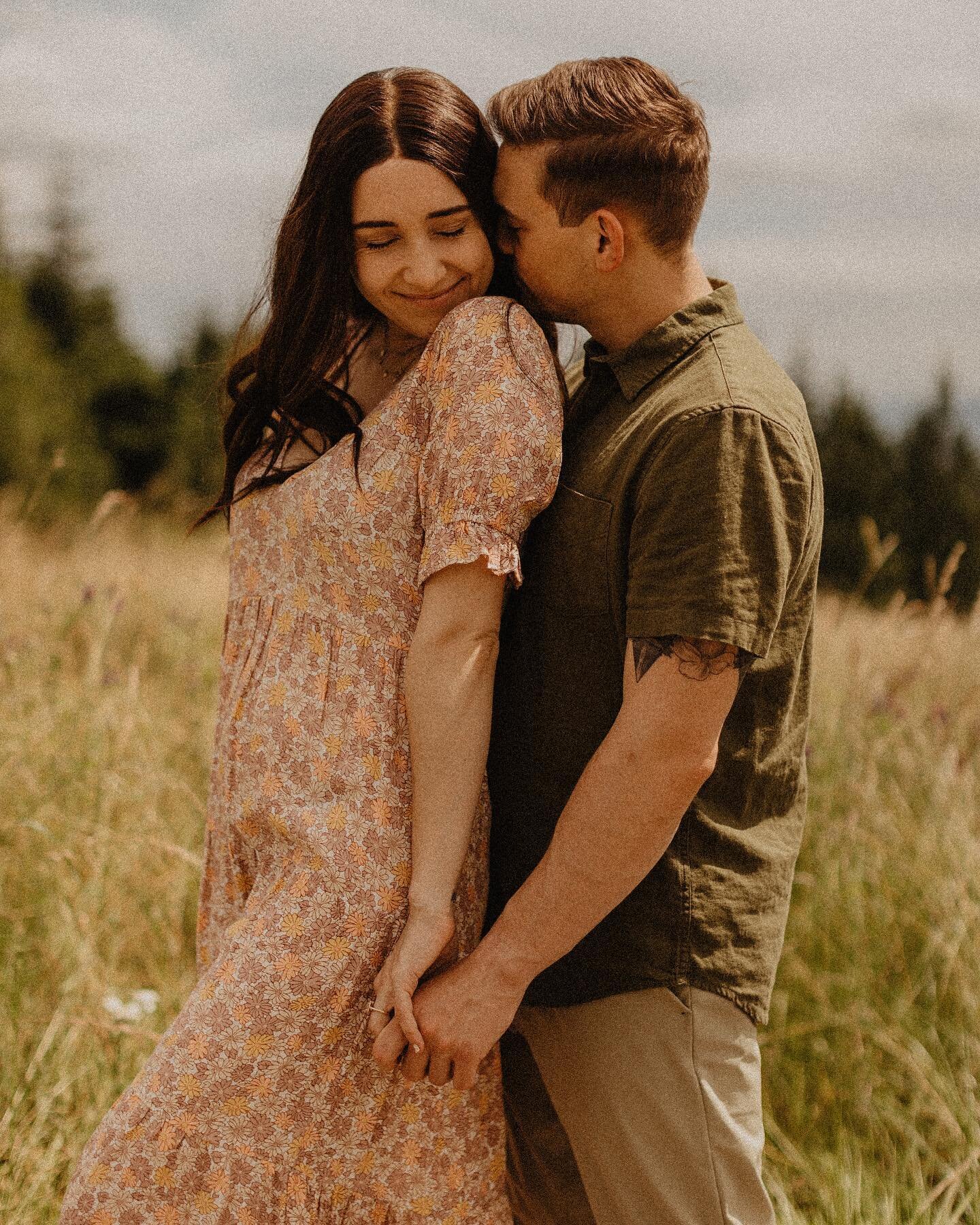 When your engagement photos look like a freakin fairytale movie 🤍🥺

If you had to pick a movie to fit the vibes of these photos what would it be?? 

#dirtybootsandmessyhair #dirtybootsmessyhair #utahphotographer #oregonphotographer #pnwphotographer