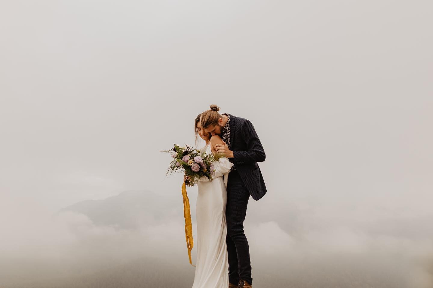 In the clouds ☁️ ✨ this was such a beautiful, peaceful morning for an elopement. Just chilly enough for our hike up and the fog added so much drama for the photos. 

Couple: @almaperez.jpeg @spenrol 
Shoot Coordinator: @thelightbetweenconnection
Flor