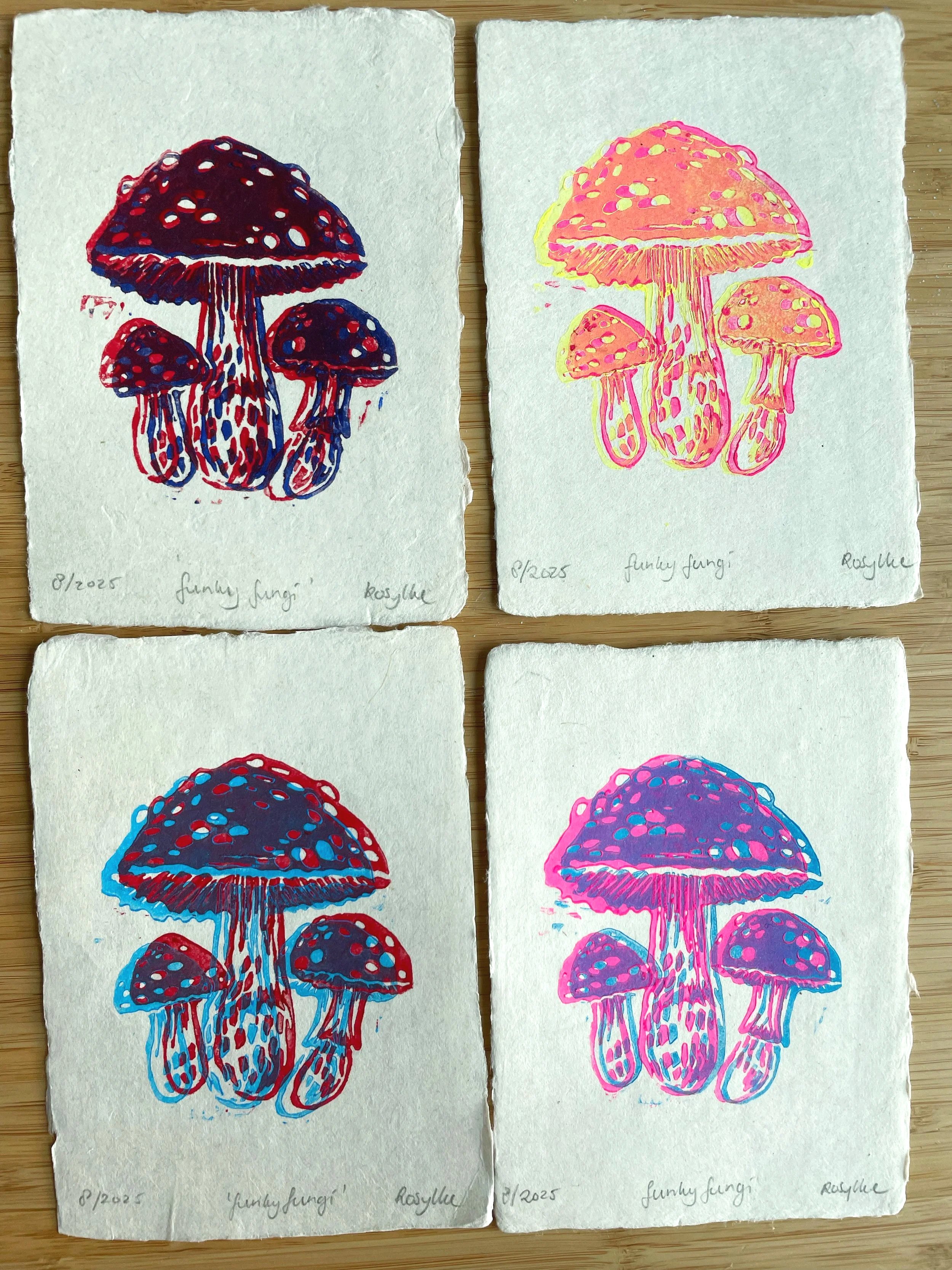 linoprint ansichtkaart, in twee lagen en verschillende kleuren. 'funky funghi' 2025 
