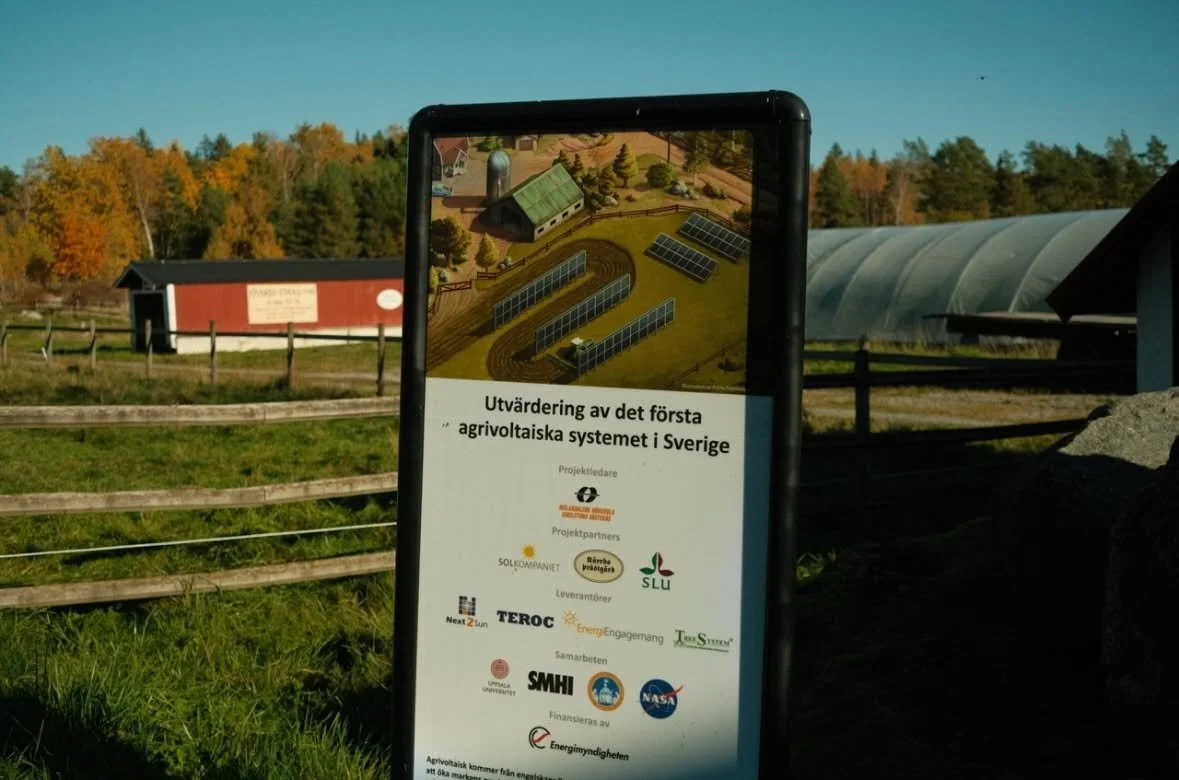 ☀️ Hur ska framtidens solsambruk se ut?
Vårt projekt “Estetikens betydelse för acceptans av agrivoltaiska solparker i jordbrukslandskapet” tar nu nästa steg. Tillsammans med KTH SEED utforskar vi hur teknik, estetik och l