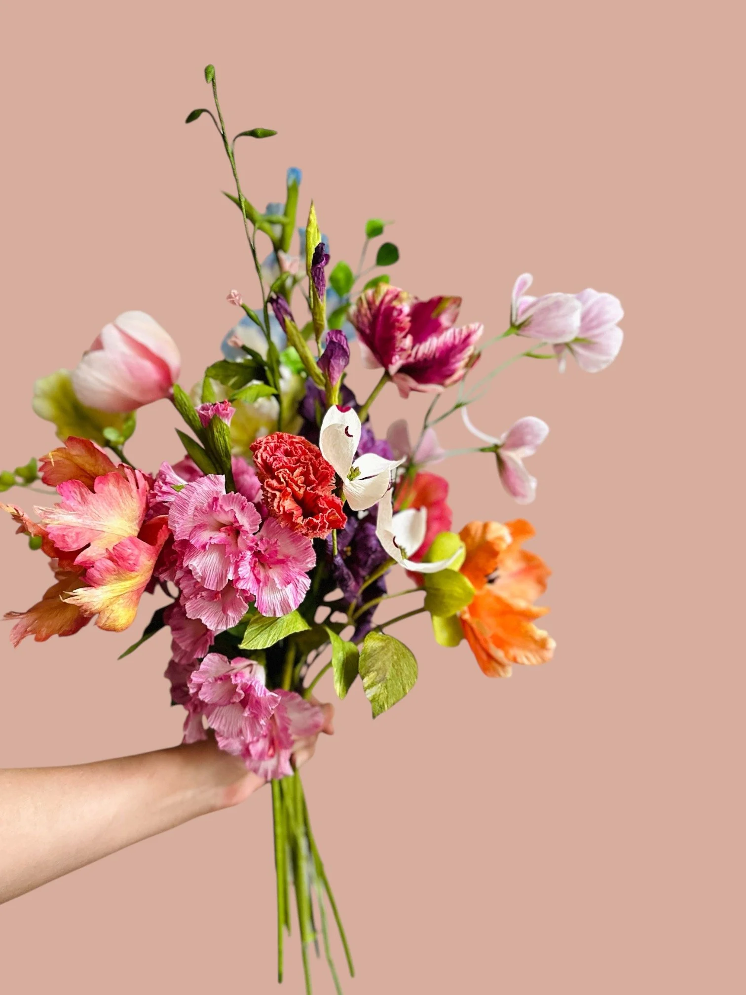 Bukett med farverige blomster blomster af papir, herunder tulipaner og andre blomster,